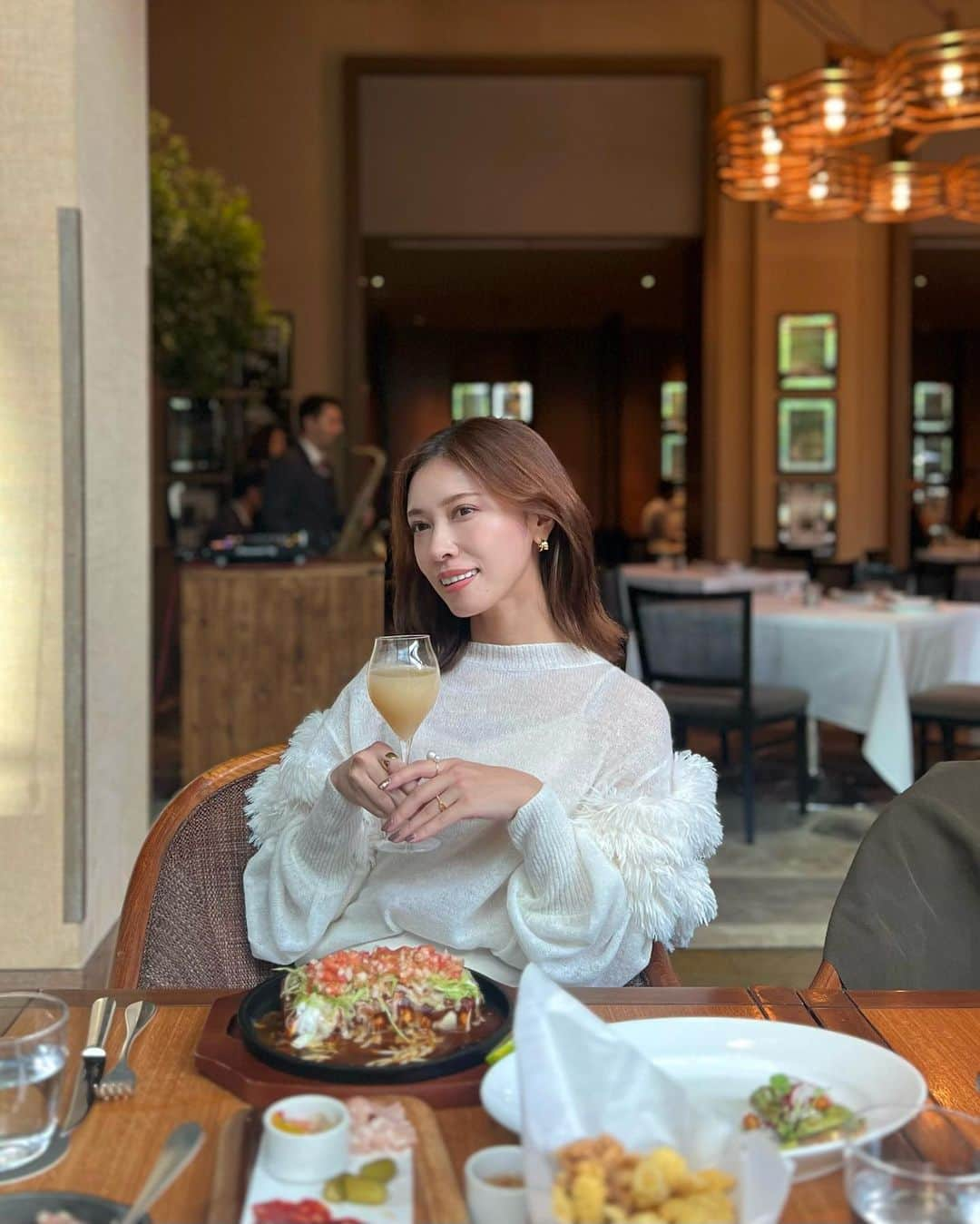 石黒美帆さんのインスタグラム写真 - (石黒美帆Instagram)「. 週末lunch♡ ⁡ 広々とした空間だけでも居心地良いのに 週末は生演奏まで聴けるオークドア。 ⁡ 前菜だけでもかなり量多めだし お昼からフリーフローなのも幸せ‥🥂 ⁡ 今回はご招待頂いたんですが ちょこちょこお伺いしている @grandhyatttokyo 。 ⁡この日も2次会は下のフィオレンティーナでした🤭 ⁡ ⁡もけもけ袖なニットは @j1u_by_labelleetude 🤍  #PR#grandhyatttokyo#グランドハイアット#オークドア#theoakdoor#六本木#六本木ランチ#東京レストラン#j1u」10月31日 19時29分 - miho_ishiguro