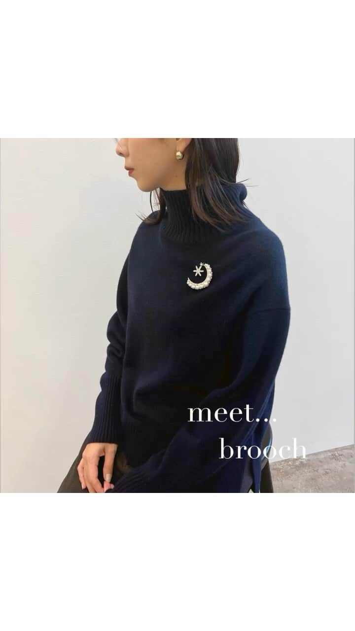 kumikyokuのインスタグラム：「【Wool Cashmer Mix】 roll neck knit  meet 『brooch』 胸元に光るブローチは、輝きと存在感を放つスタイリングのキーポイントに。やわらかさを纏うウールカシミヤミックスとは特に相性抜群です。 シンプルなトップスのスパイスとして、定番のデイリールックに、目を引くブローチをプラスし変化を加えてみてはいかがでしょうか。 ストールの留め具として、ジャケットやトップスのアクセントとして、バッグなど小物のデコレーションとして、取り付ける箇所やアイテムは自由自在。 シンプルながら目を惹くデザインがコーディネートの強い味方になってくれます。  - エレガントに合わせたブローチももちろん素敵ですが、カジュアルに合わせてみるのもオススメです。 シャツをインしたロールネックニットに、デニムを合わせて、胸元に輝きをオンすればそれだけで特別な気分にしてくれます。  - #kumikyoku #組曲#オンワード #オンワードクローゼット #23aw #秋コーデ #パール #ニット #ニットコーデ #ブローチ#カラー #カラーニット #カラーニットコーデ #ブローチコーデ -」