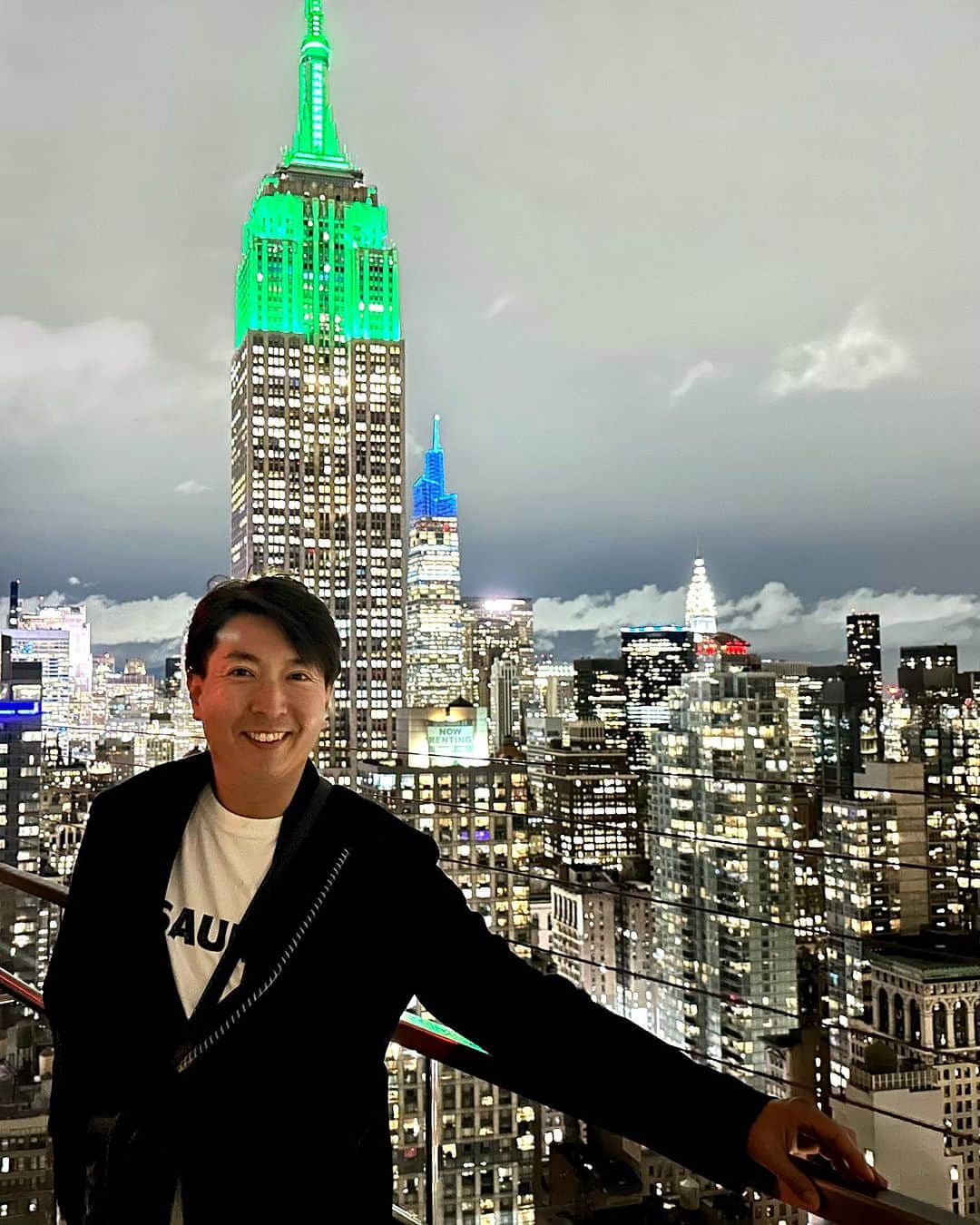 有村昆のインスタグラム：「少し遅めの夏休み 最高のニューヨークバケーションでした🗽  世界一パワーがある街は本当そう❣️ 元気もらえたし、また仕事を頑張ろうと思ったな。次回は息子と来たいな〜  新しく出来たリッツカールトンNYノマドのルーフトップバーがエグい！ マンハッタンが一望できるじゃん😂  明日帰国します✈️」