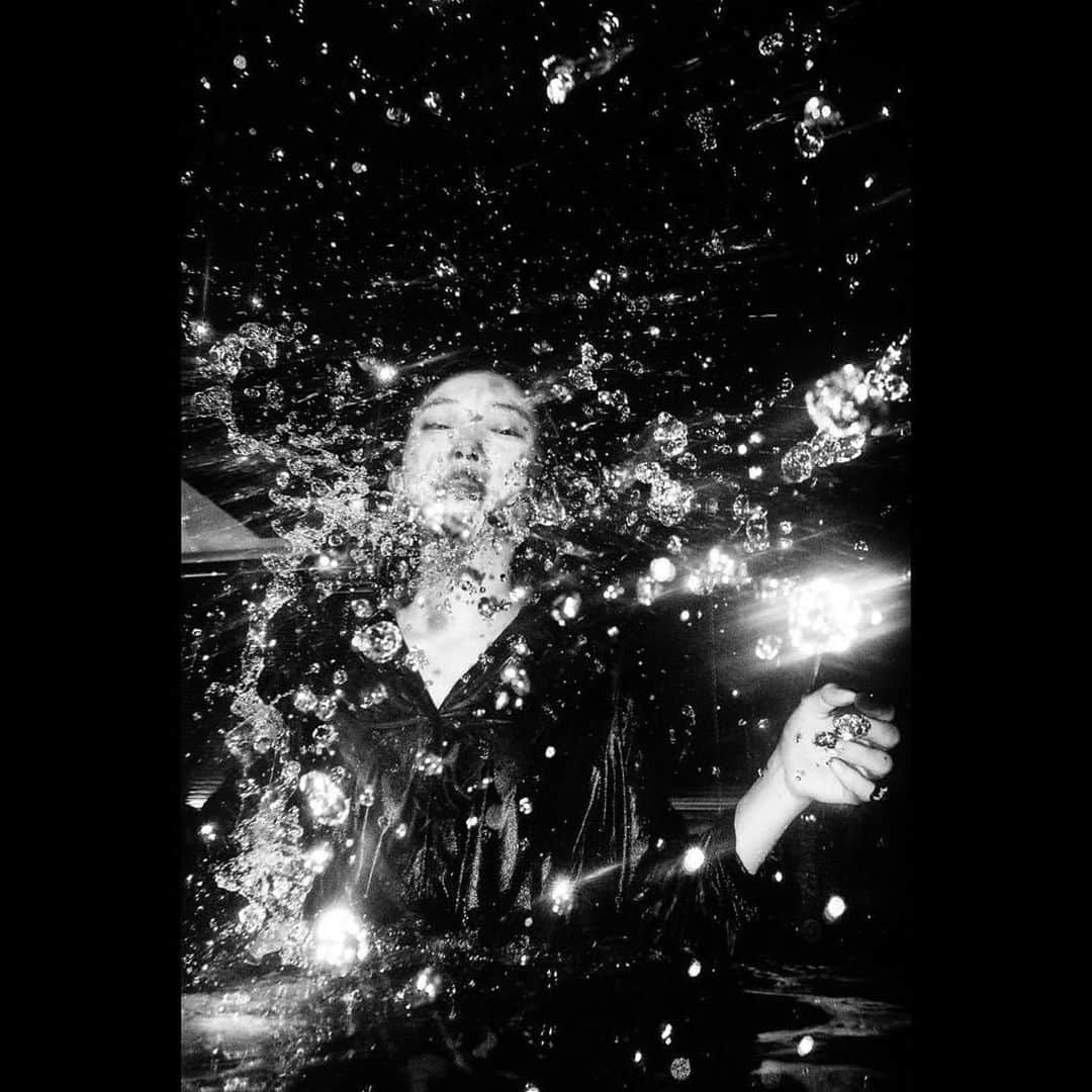 Tatsuo Suzukiさんのインスタグラム写真 - (Tatsuo SuzukiInstagram)「Hi folks, @felipe_lima_mirror here.  Today I have the great pleasure to post Tatsuo Suzuki, a heavyweight master of photography: “Born in 1965 in Tokyo. Living in Tokyo today. Started shooting in 2008. My aim to shoot the street is to show how the world is beautiful, interesting, wonderful and sometimes cruel. By means of photography and through my own eyes with my gear.  I am so happy and glad when someone feels some emotion when they see my shots”.  Tatsuo, thanks for sharing it with us!⠀⠀ ⠀⠀ 🔻🔺🔻🔺🔻🔺🔻🔺🔻🔺⠀ ⠀⠀ 🔍Selected by @felipe_lima_mirror ⠀ Tag #street_avengers to be featured⠀⠀ #street_avengers_tatsuo_suzuki 🔻🔺🔻🔺🔻🔺🔻🔺🔻🔺⠀ We recommend our friend collectives: @van_spc @thepictorial.list @street_macadam @streetphotographybrazil @rroma.street  🔻🔺🔻🔺🔻🔺🔻🔺🔻🔺 Our media partners: @trevisophotographicfestival @streetlife.podcast @effe4.0  🔻🔺🔻🔺🔻🔺🔻🔺🔻🔺  ⠀⠀ #rromastreet  #SPi_Collective  #TDMMAG  #sublimestreet  #ig_street #eyeshotmag #life_is_street #sweetnesday #streets_storytelling  #ourstreets  #capturestreets  #effe4.0 #street_macadam  #streetsgrammers #bnw_demand #bnw_badass #pictoriallist #dreaminstreets #urbanandstreet #colourstreetphotography  #bcncollective #eyephotomagazine #thestreetphers #burnmyeye #streetphotographybrazil #yngkillers #dpsp_street #mydaidia」10月31日 19時30分 - tatsuo_suzuki_001