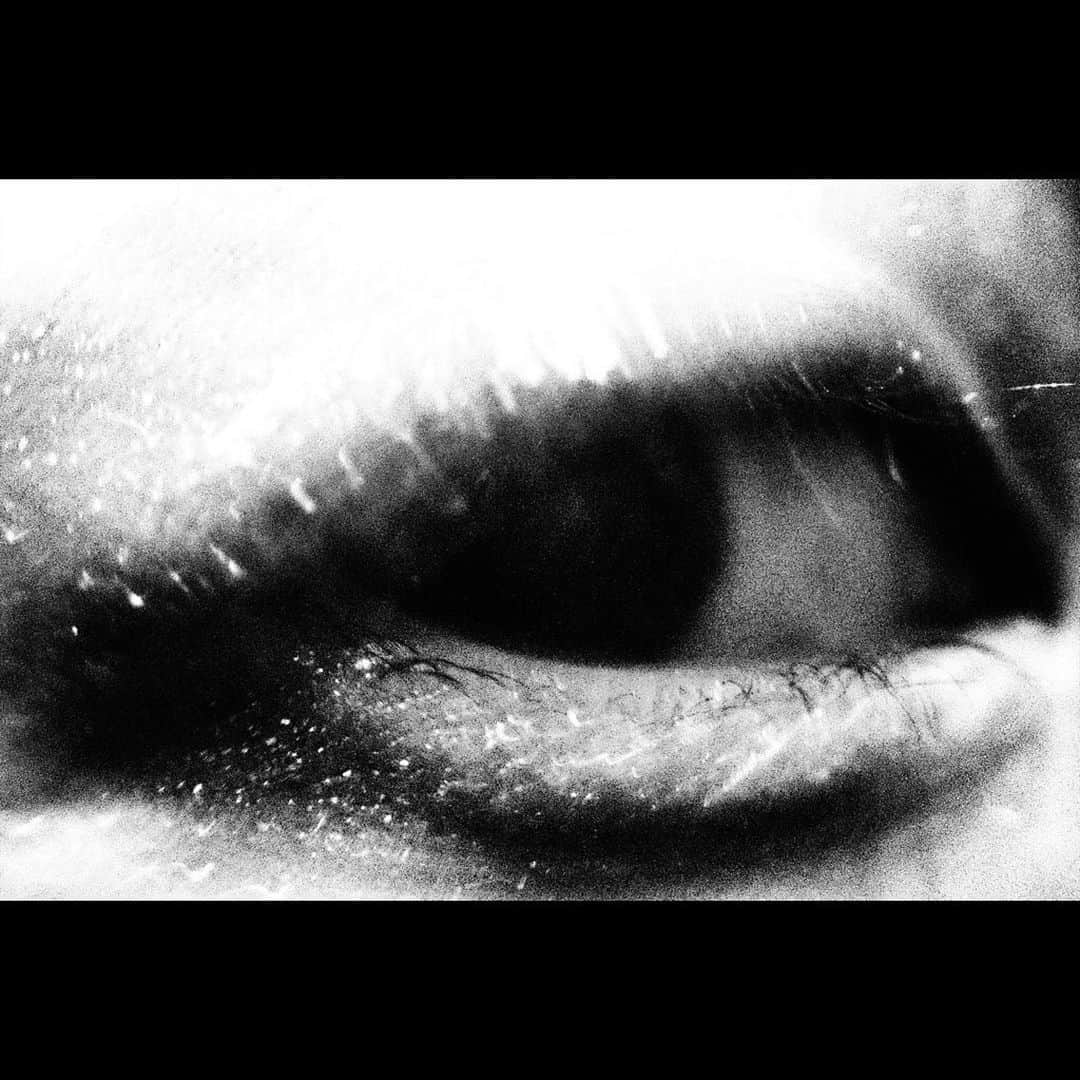 Tatsuo Suzukiさんのインスタグラム写真 - (Tatsuo SuzukiInstagram)「Hi folks, @felipe_lima_mirror here.  Today I have the great pleasure to post Tatsuo Suzuki, a heavyweight master of photography: “Born in 1965 in Tokyo. Living in Tokyo today. Started shooting in 2008. My aim to shoot the street is to show how the world is beautiful, interesting, wonderful and sometimes cruel. By means of photography and through my own eyes with my gear.  I am so happy and glad when someone feels some emotion when they see my shots”.  Tatsuo, thanks for sharing it with us!⠀⠀ ⠀⠀ 🔻🔺🔻🔺🔻🔺🔻🔺🔻🔺⠀ ⠀⠀ 🔍Selected by @felipe_lima_mirror ⠀ Tag #street_avengers to be featured⠀⠀ #street_avengers_tatsuo_suzuki 🔻🔺🔻🔺🔻🔺🔻🔺🔻🔺⠀ We recommend our friend collectives: @van_spc @thepictorial.list @street_macadam @streetphotographybrazil @rroma.street  🔻🔺🔻🔺🔻🔺🔻🔺🔻🔺 Our media partners: @trevisophotographicfestival @streetlife.podcast @effe4.0  🔻🔺🔻🔺🔻🔺🔻🔺🔻🔺  ⠀⠀ #rromastreet  #SPi_Collective  #TDMMAG  #sublimestreet  #ig_street #eyeshotmag #life_is_street #sweetnesday #streets_storytelling  #ourstreets  #capturestreets  #effe4.0 #street_macadam  #streetsgrammers #bnw_demand #bnw_badass #pictoriallist #dreaminstreets #urbanandstreet #colourstreetphotography  #bcncollective #eyephotomagazine #thestreetphers #burnmyeye #streetphotographybrazil #yngkillers #dpsp_street #mydaidia」10月31日 19時30分 - tatsuo_suzuki_001
