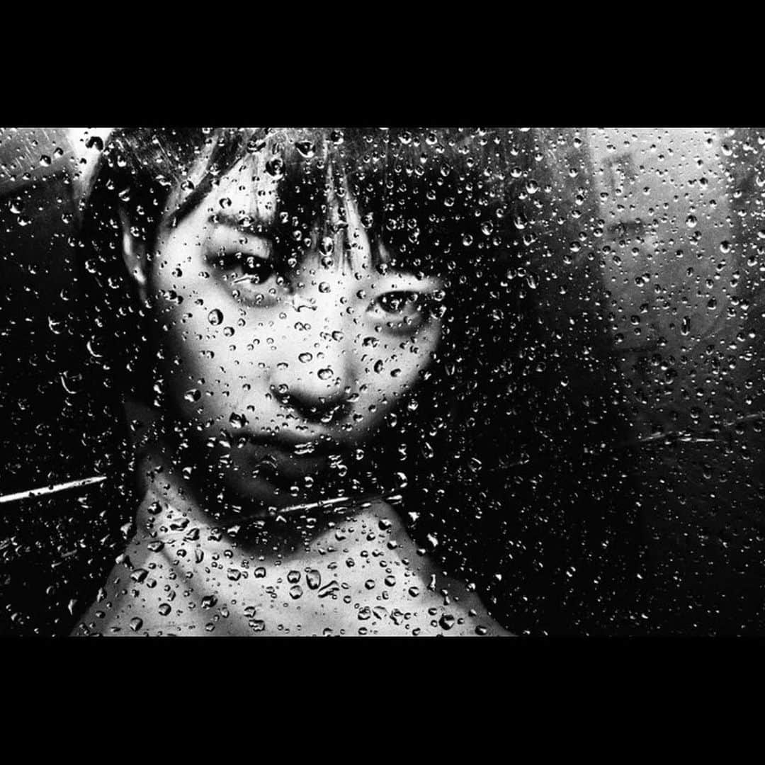 Tatsuo Suzukiさんのインスタグラム写真 - (Tatsuo SuzukiInstagram)「Hi folks, @felipe_lima_mirror here.  Today I have the great pleasure to post Tatsuo Suzuki, a heavyweight master of photography: “Born in 1965 in Tokyo. Living in Tokyo today. Started shooting in 2008. My aim to shoot the street is to show how the world is beautiful, interesting, wonderful and sometimes cruel. By means of photography and through my own eyes with my gear.  I am so happy and glad when someone feels some emotion when they see my shots”.  Tatsuo, thanks for sharing it with us!⠀⠀ ⠀⠀ 🔻🔺🔻🔺🔻🔺🔻🔺🔻🔺⠀ ⠀⠀ 🔍Selected by @felipe_lima_mirror ⠀ Tag #street_avengers to be featured⠀⠀ #street_avengers_tatsuo_suzuki 🔻🔺🔻🔺🔻🔺🔻🔺🔻🔺⠀ We recommend our friend collectives: @van_spc @thepictorial.list @street_macadam @streetphotographybrazil @rroma.street  🔻🔺🔻🔺🔻🔺🔻🔺🔻🔺 Our media partners: @trevisophotographicfestival @streetlife.podcast @effe4.0  🔻🔺🔻🔺🔻🔺🔻🔺🔻🔺  ⠀⠀ #rromastreet  #SPi_Collective  #TDMMAG  #sublimestreet  #ig_street #eyeshotmag #life_is_street #sweetnesday #streets_storytelling  #ourstreets  #capturestreets  #effe4.0 #street_macadam  #streetsgrammers #bnw_demand #bnw_badass #pictoriallist #dreaminstreets #urbanandstreet #colourstreetphotography  #bcncollective #eyephotomagazine #thestreetphers #burnmyeye #streetphotographybrazil #yngkillers #dpsp_street #mydaidia」10月31日 19時30分 - tatsuo_suzuki_001