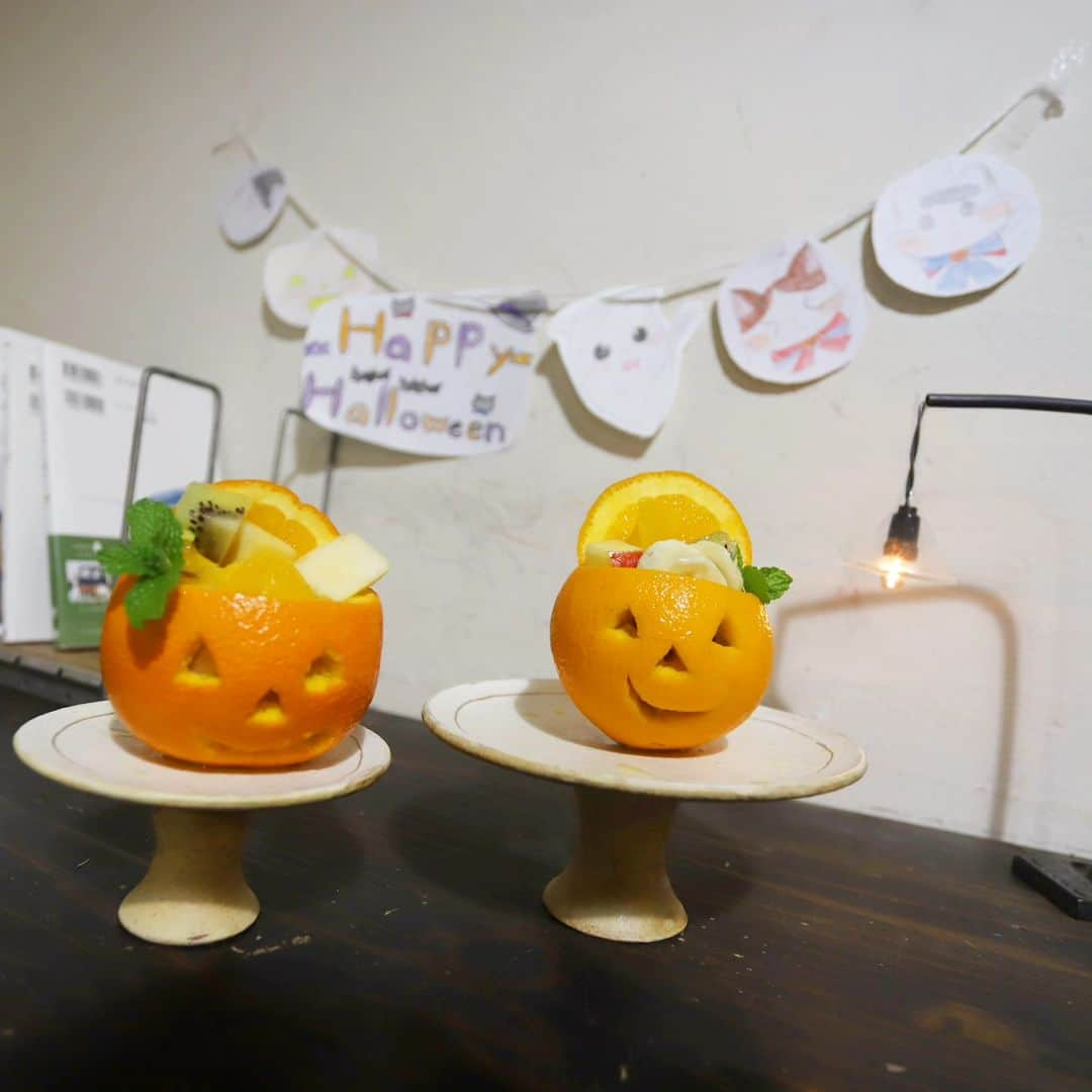 ゆうこさんのインスタグラム写真 - (ゆうこInstagram)「こんばんは。  今日の晩ごはん。 ハロウィンのお寿司、茶碗蒸し、豚汁(@yuuyuu514 さんレシピ)、サラダ、タコの唐揚げを作りました。 茶碗蒸しは蒲鉾、豚汁は大根をオバケにしたり、サラダにはガイコツに切った蓮根を素揚げにしてトッピングしました。 デザートはオレンジをくりぬいて、フルーツを盛り付けました☺️ かぼちゃの茶巾は、@ayaaya.mana さんのレシピ。 甘くて美味しかったです🎃😍  夕方に学校から帰ってきた子どもたち。料理やデザートをみて、わぁーって喜んでくれました✨そのあと、娘は絵を描いて飾りつけをしてくれて、息子も巻き寿司を作ったり手伝ってくれて嬉しかったです😊 わいわい楽しくて美味しいハロウィンごはんになりました。  🌻その他の投稿はこちら→　@slow.life.works 🌻個展のお知らせは→@lovin_zakka  料理動画にたくさんのコメントありがとうございました。お返事なかなかできていませんが、嬉しく読ませていただいています。 器のご質問が多いので、２枚目作家さんをタグつけさせていただきました。よかったら見てみてくださいね😊 これからもマイペースな投稿ですが、よろしくお願いします。  #ハロウィンごはん　#happyHalloween　#寿司　#豚汁　#晩ごはん　#おうちごはん　#sushi　#和食　#Japanesefood　#器　#料理　#ハロウィンメニュー」10月31日 19時30分 - slow.life.works