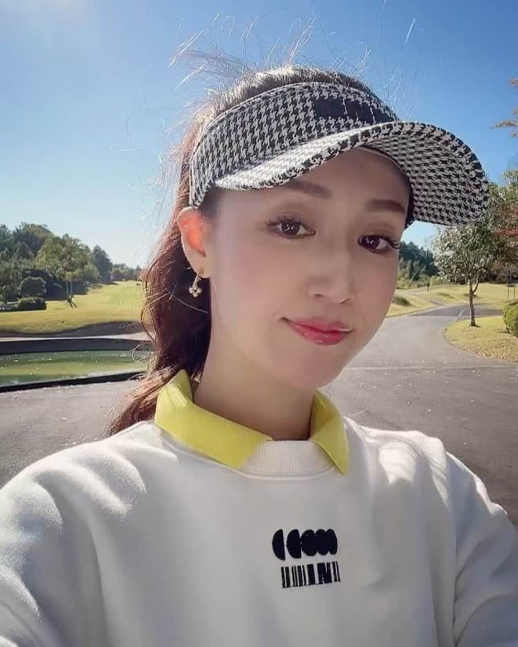 杉田恵李奈のインスタグラム：「PGM南市原ゴルフクラブ⛳️ この日も最高ですた🌞 日中は暑いのでもう少し涼しくなって欲しいくらい。 赤ちゃん @_shion__06 もご満悦の様子( ＾∀＾) 『ゴルフ女子』じゃなくて『ゴルス女子』って噛む2人。 色んな場所に行きたいので、女の子だけで気軽に行ける ゴルフ場を偵察中🙋‍♀️ もう10月終わりかぁ。お早ですっ😵‍💫 . . #pgm南市原ゴルフクラブ#golf#ゴルフ#千葉県 #ゴルフウェア#ゴルフコーデ#golfwear#nbbweekend  #あまり素振りをしない方が上手く打てる説 #人は愛でアップデートするんだと思う」