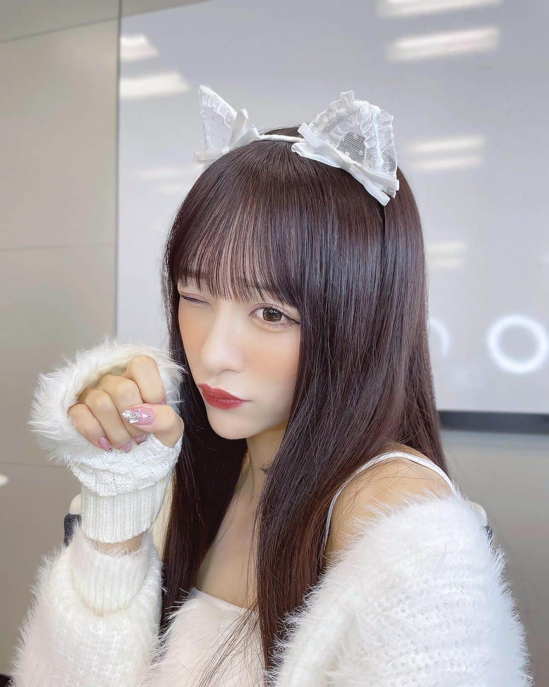 音嶋莉沙のインスタグラム：「🤍🖤 𝗛𝗔𝗣𝗣𝗬 𝗛𝗔𝗟𝗟𝗢𝗪𝗘𝗘𝗡 🎃👻 白猫ちゃんに…🐈⸒⸒⸒⸒   #shein」