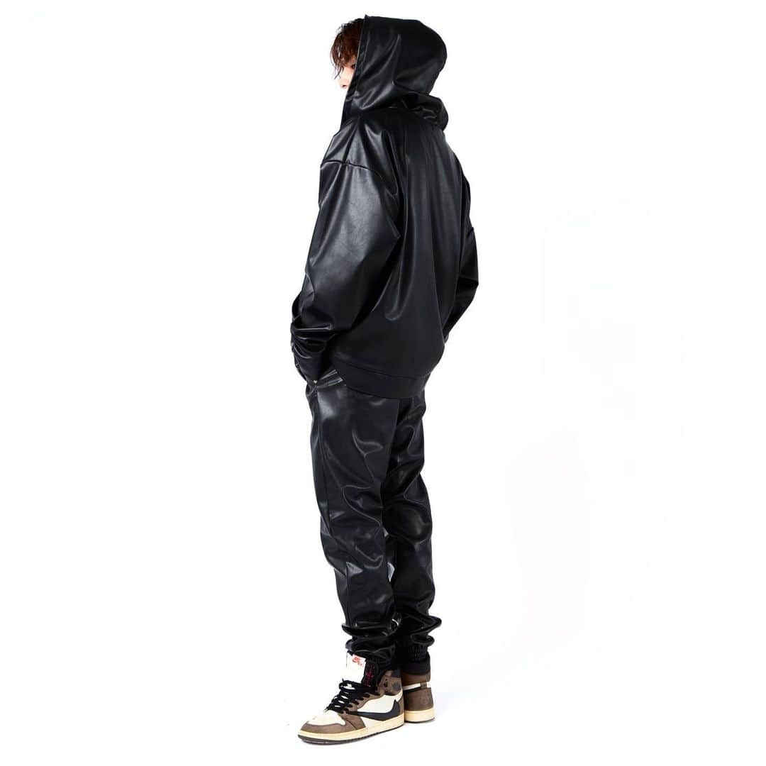 バンダリ亜砂也さんのインスタグラム写真 - (バンダリ亜砂也Instagram)「・ ・ ・ @mirror9official 📸 ・ ・ #mirror9 #2023 #aw #leather #leatherjacket  #leatherpants #setup」10月31日 19時32分 - asaya.0223