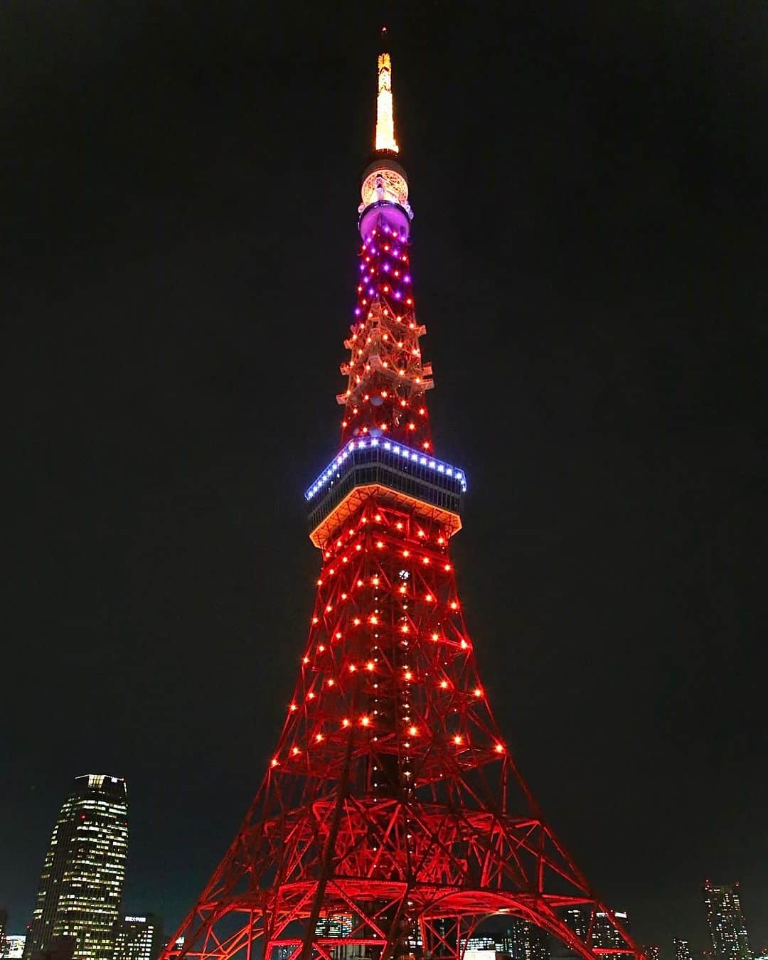 東京タワーのインスタグラム：「. Happy Halloween🎃👻✨ 皆さん、ハロウィンナイトを楽しんでますか？   東京タワー🗼のハロウィン プロジェクションマッピング も本日が最終日！   そして、22時まではハロウィンの スペシャルライトアップ✨を点灯中！   ハロウィンカラーのオレンジ（茜色）と 魔法をイメージした赤紫（秋草色）で輝いています！   お近くにいらっしゃる方は ぜひ遊びに来てくださいね😊  ———————————  【 お知らせ 】  🆕 TikTok  東京タワーの公式TikTokアカウントが 開設されました！  詳細はプロフィールにあるリンクから↓ @tokyotower_official  ■ 公式LINE  東京タワー公式LINEでは 東京タワーのイベント情報を お届けしています！  詳細はプロフィールにあるリンクから↓ @tokyotower_official  ■ Your Tokyo Tower 🗼  # your_tokyotowerで あなたの東京タワーをリポスト！  @tokyotower_official の タグ付けをしてくれると見つけやすいよ！  皆様からの投稿 どしどしお待ちしております！  ———————————  #東京タワー #東京タワー🗼  #tokyotower  #tokyotower🗼  #ハロウィン #Halloween #happyhalloween」