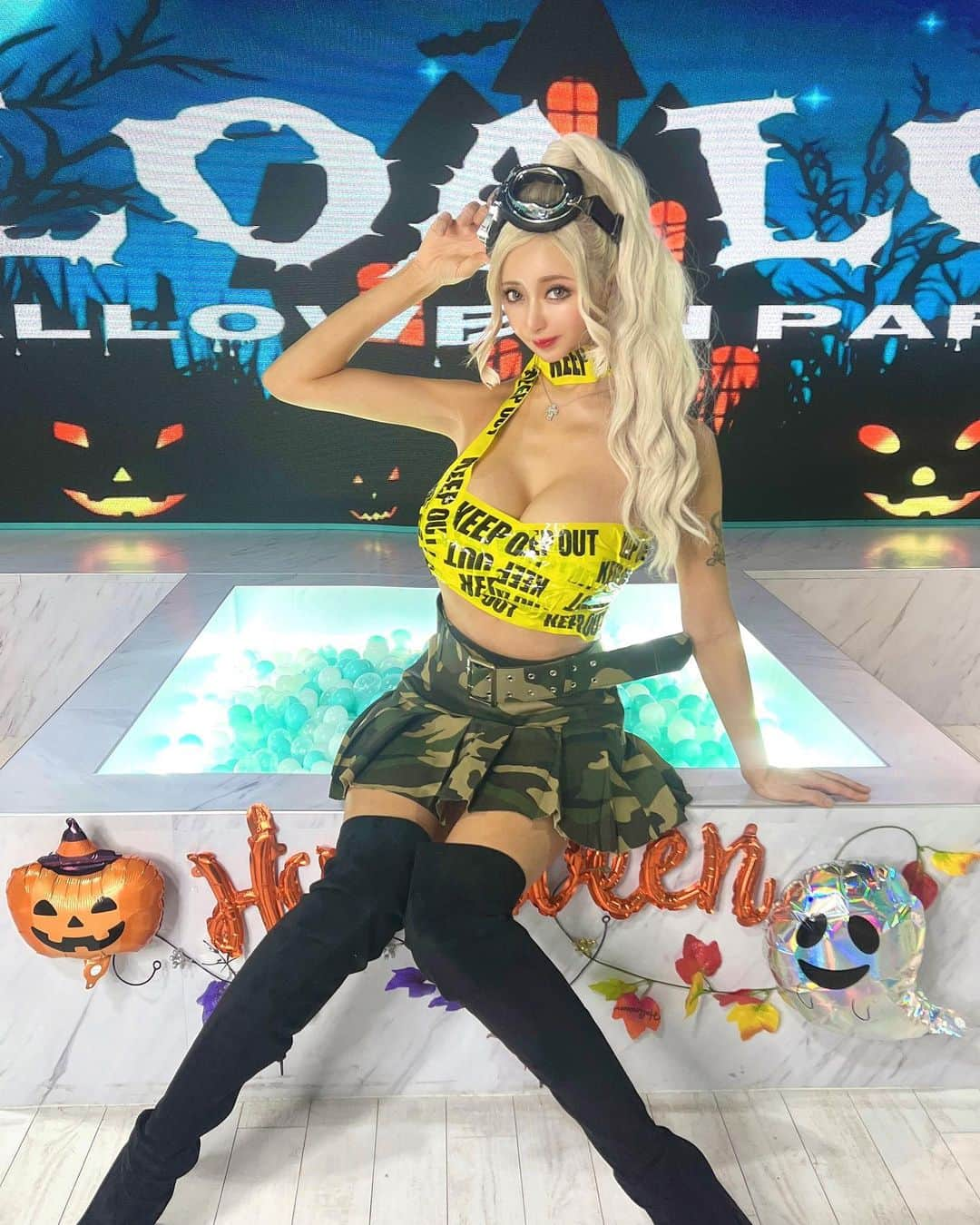 はるたむさんのインスタグラム写真 - (はるたむInstagram)「Halloween当日はみんな何するの？🎃  お顔が天才戦慄かなのちゃん❤️‍🔥　@fabkanano   #ハロウィン　#ハロウィンコスプレ  #ハロウィンパーティー　#ハロウィン2023 #ギャル　#ロアロ #gal #loalo #halloween #happyhalloween」10月31日 19時34分 - harutamu02