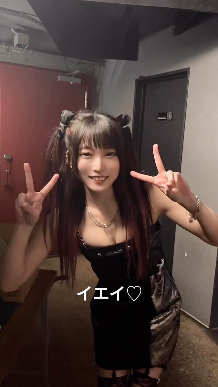 山吹りょうのインスタグラム：「話が早い人  #japanesegirl #guitarist #cosplayer #girlsband」