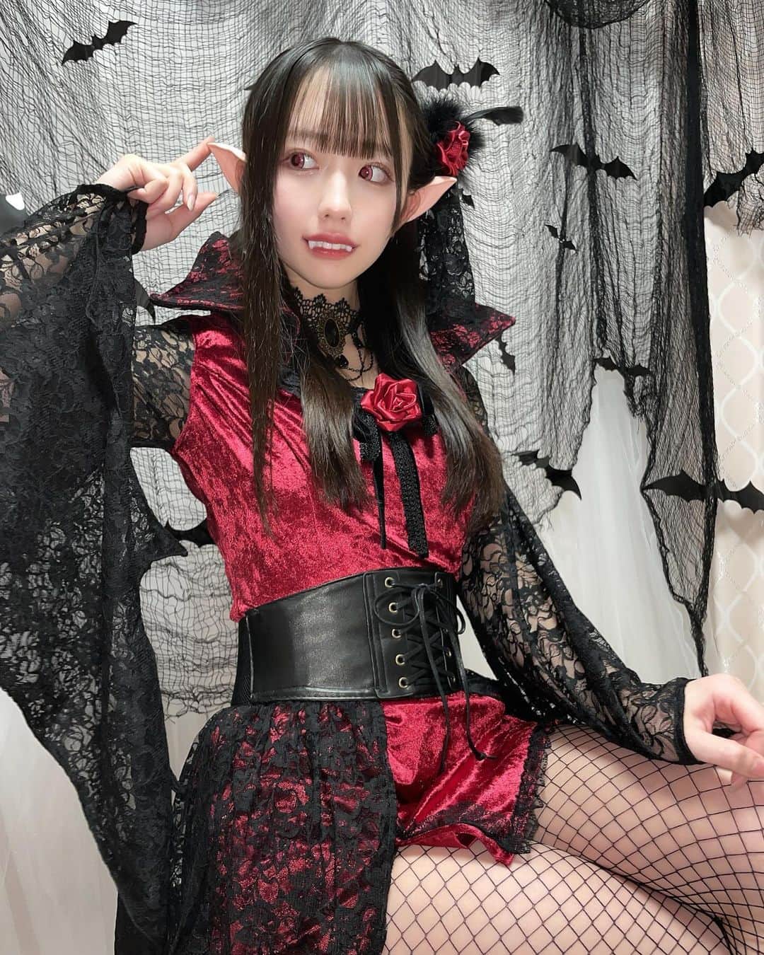 柳川みあさんのインスタグラム写真 - (柳川みあInstagram)「ハッピーハロウィン🧛‍♀️ 本格的なバンパイアになれて 世は満足じゃ🩸  ってかんじ？笑 #ハロウィン #ハロウィンコスプレ #コスプレ」10月31日 19時43分 - miapichan_