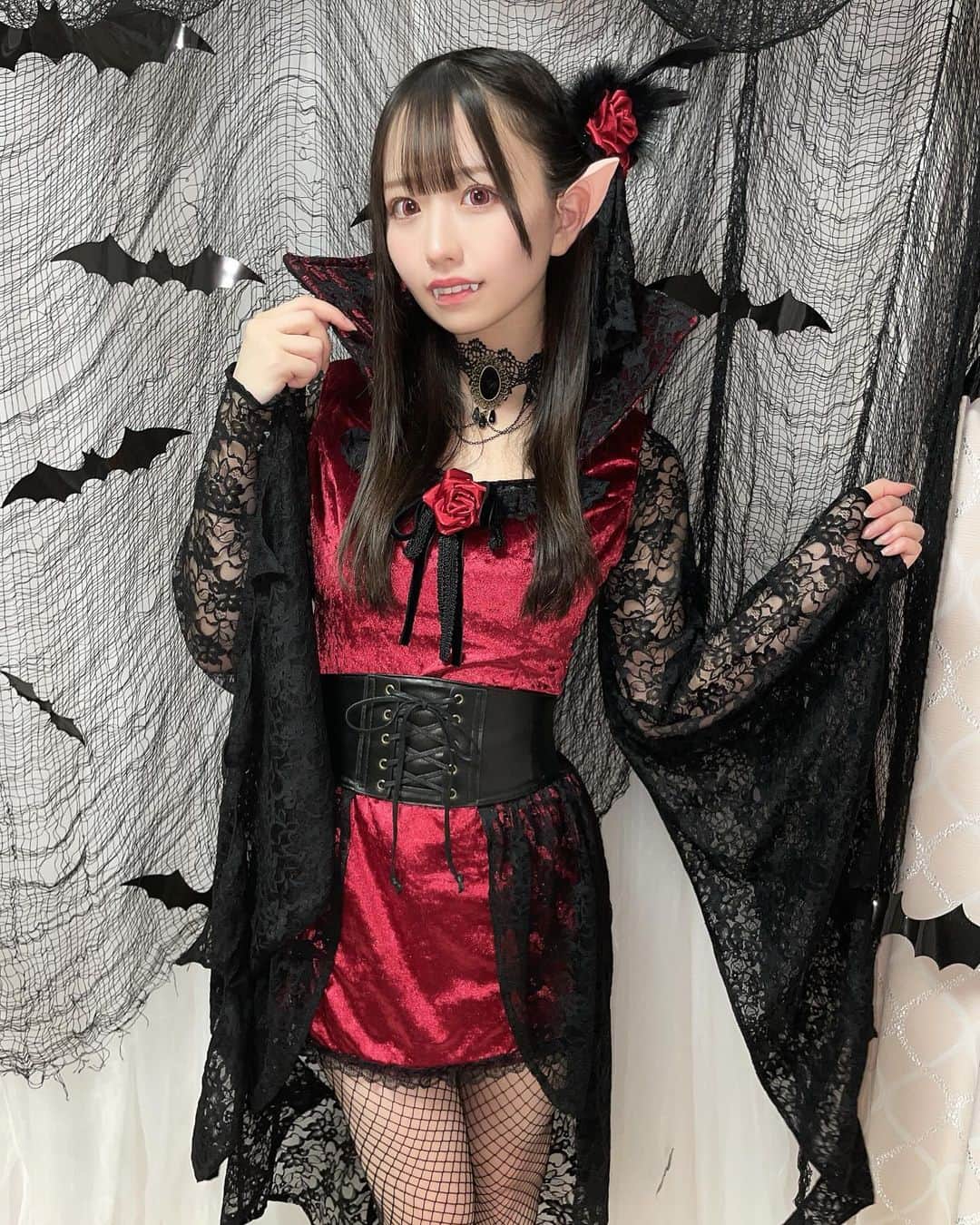 柳川みあさんのインスタグラム写真 - (柳川みあInstagram)「ハッピーハロウィン🧛‍♀️ 本格的なバンパイアになれて 世は満足じゃ🩸  ってかんじ？笑 #ハロウィン #ハロウィンコスプレ #コスプレ」10月31日 19時43分 - miapichan_