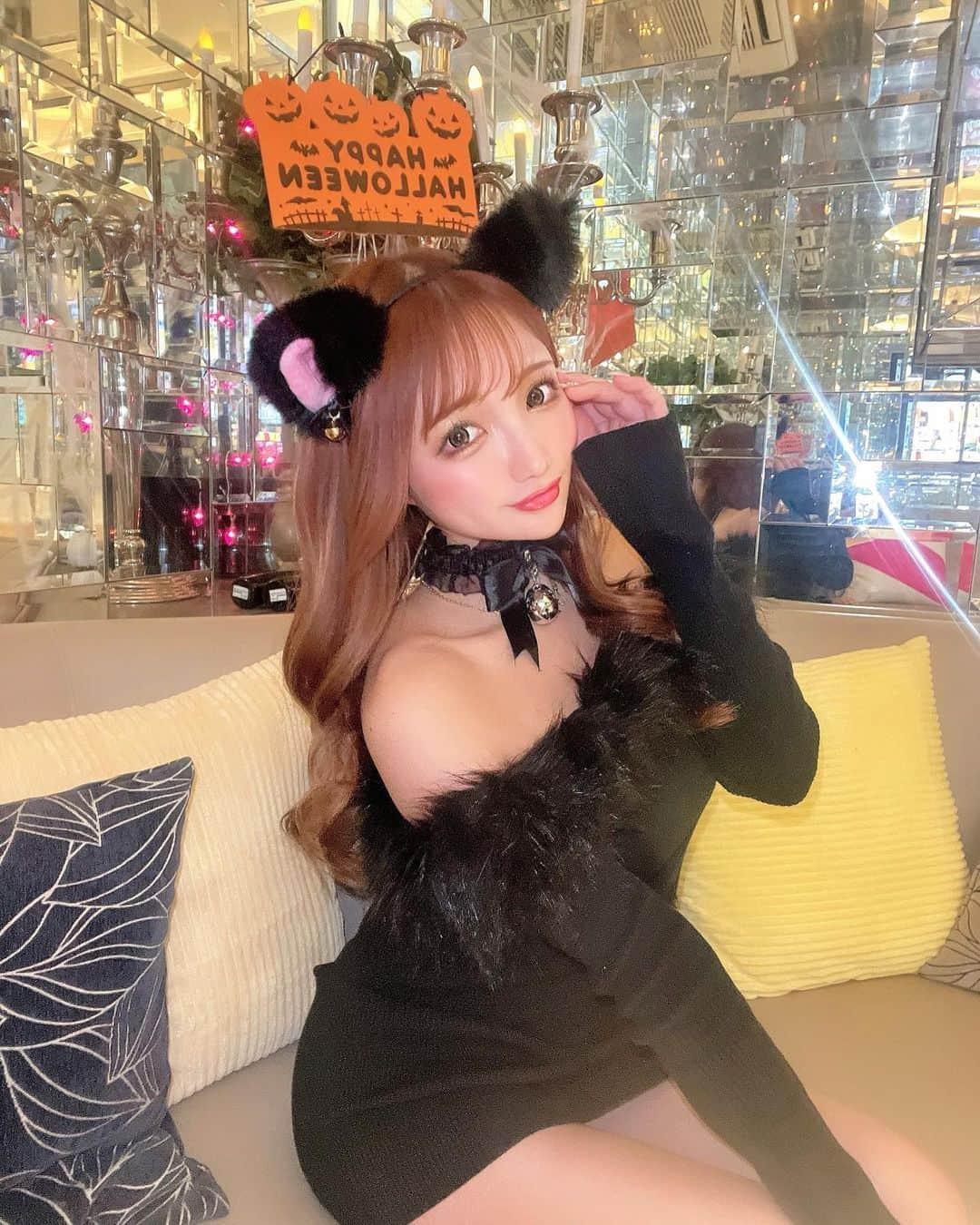 まゆぴちゅーさんのインスタグラム写真 - (まゆぴちゅーInstagram)「𝙃𝙖𝙥𝙥𝙮 𝙃𝙖𝙡𝙡𝙤𝙬𝙚𝙚𝙣🎃👻❤️  今日はこのあとお店出勤して コスプレしてハロウィンイベントです♡  その前に @cham_pipi @shipi0520 @a_mii17  のハロウィンパーティーにお邪魔した❤️  そしたらたまたま今日の私服に 猫ちゃんカチューシャと首輪が合ったから 貸してくれて写真撮ったお🙈🫶🏻（笑）  今日ハロウィン飲んでる人おるのかなー？✨ . . .」10月31日 19時44分 - mayu_03pichu