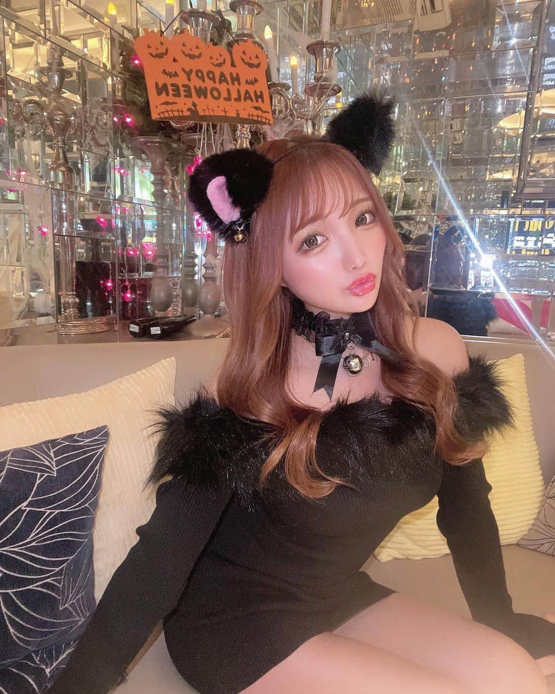 まゆぴちゅーさんのインスタグラム写真 - (まゆぴちゅーInstagram)「𝙃𝙖𝙥𝙥𝙮 𝙃𝙖𝙡𝙡𝙤𝙬𝙚𝙚𝙣🎃👻❤️  今日はこのあとお店出勤して コスプレしてハロウィンイベントです♡  その前に @cham_pipi @shipi0520 @a_mii17  のハロウィンパーティーにお邪魔した❤️  そしたらたまたま今日の私服に 猫ちゃんカチューシャと首輪が合ったから 貸してくれて写真撮ったお🙈🫶🏻（笑）  今日ハロウィン飲んでる人おるのかなー？✨ . . .」10月31日 19時44分 - mayu_03pichu