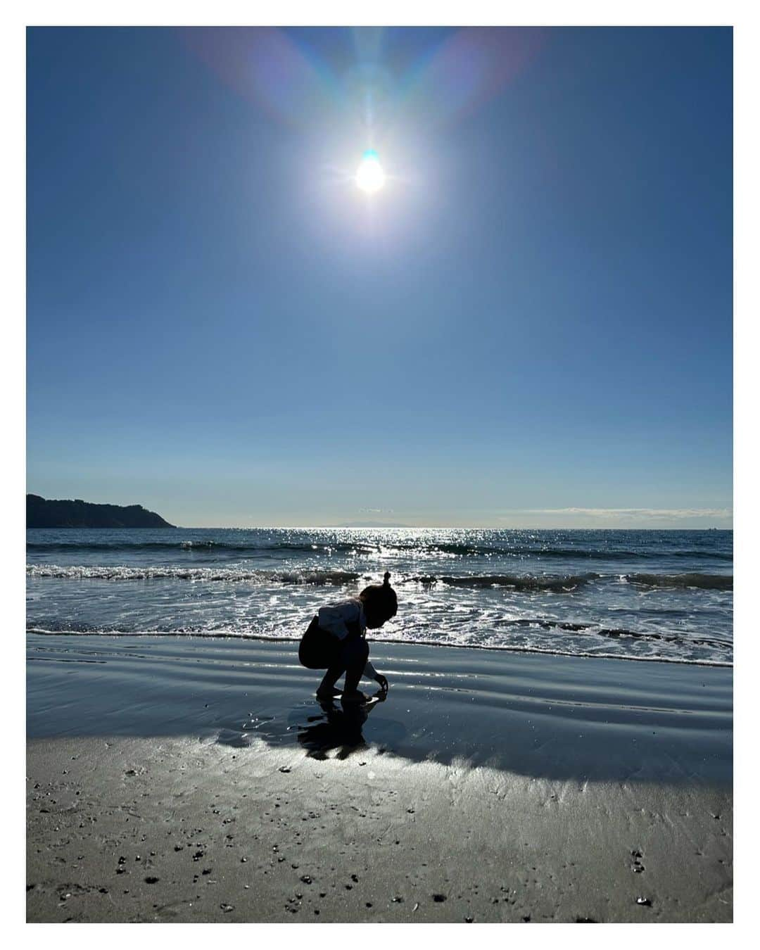 高山直子さんのインスタグラム写真 - (高山直子Instagram)「家族旅行🐶🐶👨🏻👧🏻👩🏻‍🦰 お散歩がてら立ち寄った海岸でハッスルしたり帰りにふらっと寄ったマザー牧場で乗馬できたりと、数ヶ月でさらに成長を感じた1泊2日👧🏻 涼しくなって🐶🐶もビーチで思いっきり走り回って全員リフレッシュ！ 自炊できるヴィラで、今回ごはん付けずに料理したので母だけは疲労困憊だけど😮‍💨笑（海で走って宿で料理して今日も超歩いた😂） 子たち全員が楽しめたからそれでよし🙆‍♀️  #家族旅行 #犬連れ旅行」10月31日 19時44分 - nao_70koro