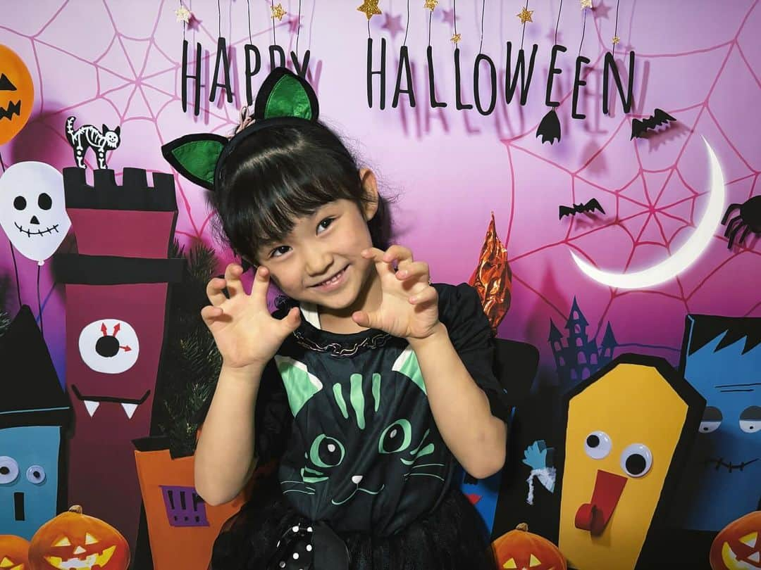 大菅小百合さんのインスタグラム写真 - (大菅小百合Instagram)「Happy Halloween👻🎃👻🎃 ・ 色々なことからの復活‼️ 娘の学級閉鎖もあけていつもの日常へ🏫✨ 黒猫になりたいという娘と 何かしらやりたいという私👻笑 この格好でお友達のお家をピンポンしたら泣かれちゃったけど👽笑 楽しめました〜💕 🎂でお祝いしてもらってレベルアップしたこと実感‼️👏🏻笑 とにかく健康でいられますよーに🤍 ・ ・ ・ #ハロウィーン  #黒猫 #電気マスクマン👽 #お誕生日ケーキ  #レベルアップ⤴️」10月31日 19時38分 - sayuriosuga1027