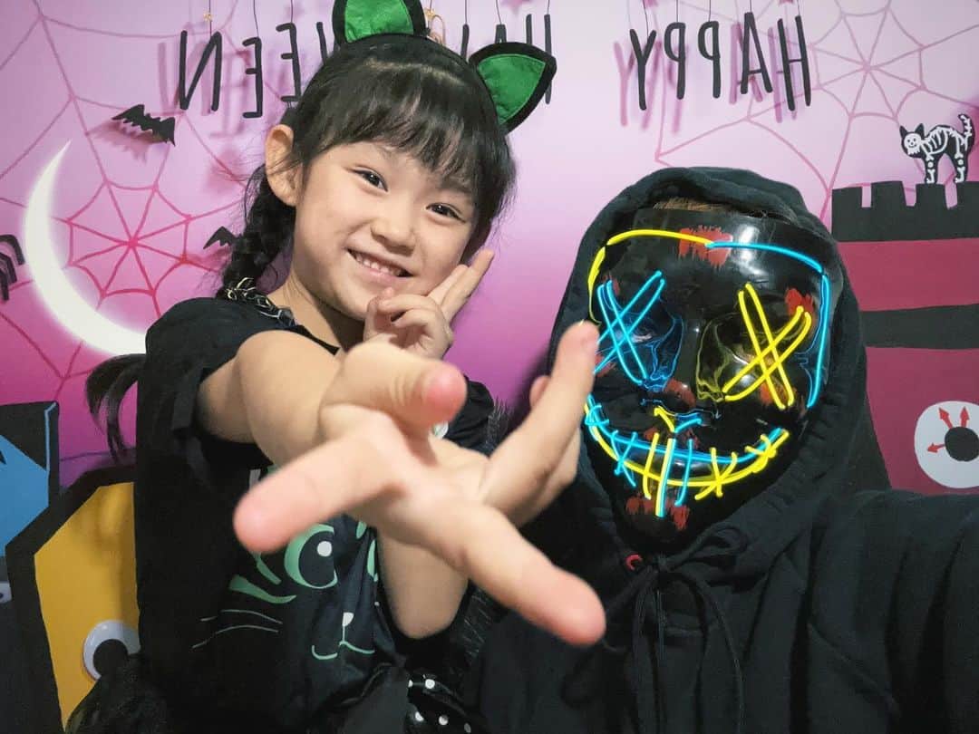大菅小百合のインスタグラム：「Happy Halloween👻🎃👻🎃 ・ 色々なことからの復活‼️ 娘の学級閉鎖もあけていつもの日常へ🏫✨ 黒猫になりたいという娘と 何かしらやりたいという私👻笑 この格好でお友達のお家をピンポンしたら泣かれちゃったけど👽笑 楽しめました〜💕 🎂でお祝いしてもらってレベルアップしたこと実感‼️👏🏻笑 とにかく健康でいられますよーに🤍 ・ ・ ・ #ハロウィーン  #黒猫 #電気マスクマン👽 #お誕生日ケーキ  #レベルアップ⤴️」
