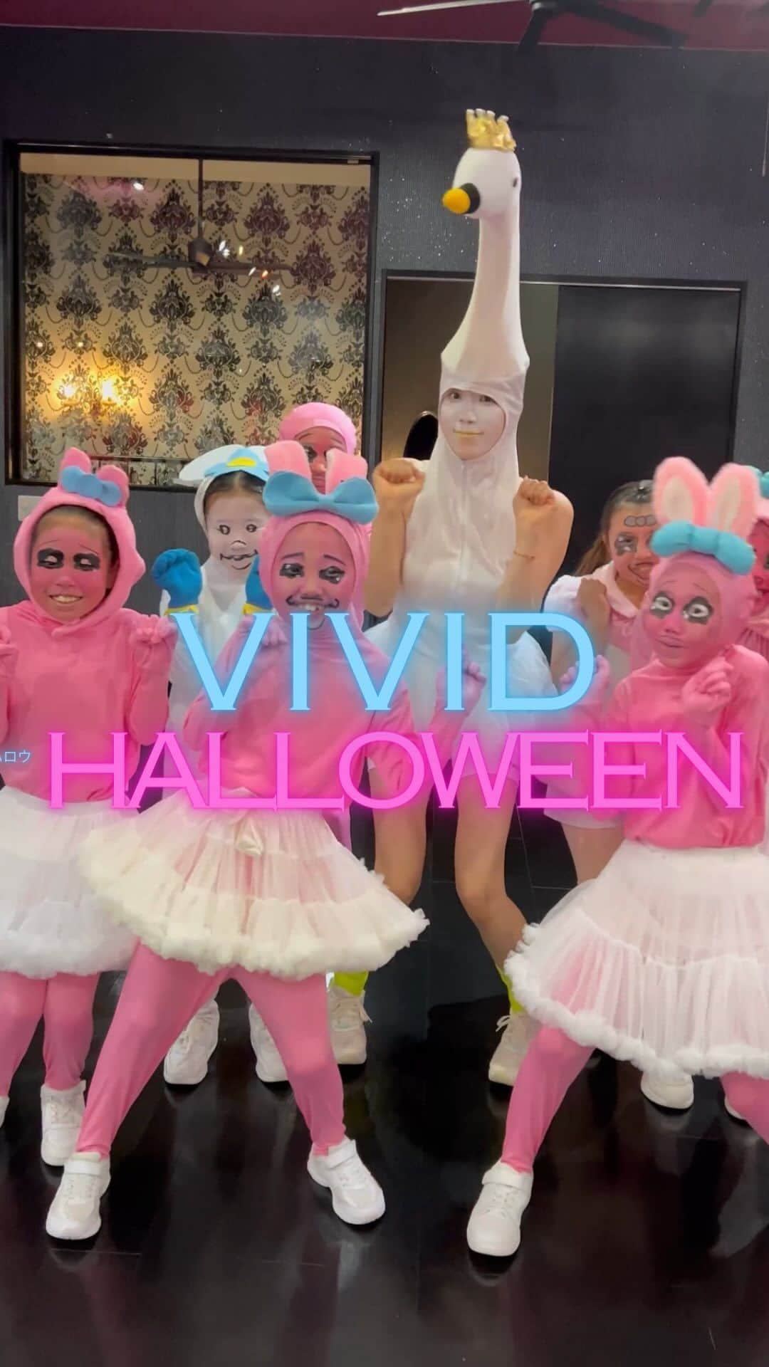 Ruuのインスタグラム：「ViVid HELLOWEEN🎃👻💖 夢のコラボレーション🎉🎉🎉🎉  ルーピー🐤🐤🐤 with たこちゅーさん🐙おぱんちゅさん👙 ちいかわさん達🐭ぷーさんぴぐれっとと🐷  共演ありがとうだピー🐤💕  #halloween」