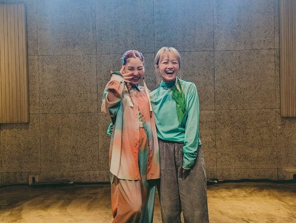 NakamuraEmiさんのインスタグラム写真 - (NakamuraEmiInstagram)「🧬  LIVE55 Furui Riho × NakamuraEmi 表参道WALL&WALL  数年前、北海道のタワレコのインストアライブでサイン会にも並んでくれてたFurui Rihoちゃん。  今やものすごい支持を集めるアーティストさんで、私も大好きで大体の曲は口ずさめる。  そんなRihoちゃんは私の音楽をほんとに大事にしてくれていて、この日のライブも含めて初めての感覚をくれる方。  しかもこの日「灯台」っていう私のことも思って書いてくれた新曲を歌ってくれて、そんなのえーーーーーーーとなる。本番前に顔はぐしゃぐしゃ。本当にすごいプレゼントだった。  私が21歳の時に初めて作った曲が「僕の灯」という曲だったのでなんかリンクも嬉しくて。  最後にはRihoちゃんの「嫌い」という曲と、私の「スケボーマン」という曲をマッシュアップして歌えて、幸せすぎて終わりたくなかった〜  一緒に演奏してくれてソロのとこもちょーかっこよかったハナブー、マッシュアップのアレンジをしてくれたカワムラヒロシさん、本当にありがとう。涙  全部を温かく受け止めてくれたお客様も最高だったな。 忘れられない夜になりました。  Rihoちゃん、ありがとう♡  Gt.MPC. @hiroshikawamura_guitar  PA. 杉山っち LIGHT. ヌマサキさん WALL&WALL まがいのさん」10月31日 19時39分 - nou.emi