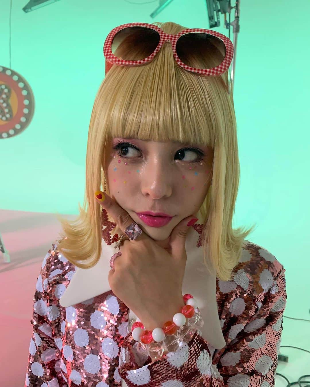 のインスタグラム：「「こういうのがいい」のオープニング曲の撮影オフショット♡  つけまつげ付けたり、顔にシール付けたり、レトロな60年代の雰囲気を現代風にアレンジした可愛いオリジナルスタイルがお気に入りです🩷 もう一つの方も明日あたりに載せます🖐️  TVer、DMMTVにて第１話配信中！ 未公開シーンのあるダイジェストも公開されてるのでご一緒にご覧ください！  ちょっとハロウィンっぽいよね🎃笑 #halloween #ハロウィン   #こういうのがいい #田中美麗 #ドラマ #いいコレ  @kouiunogaii_abc」