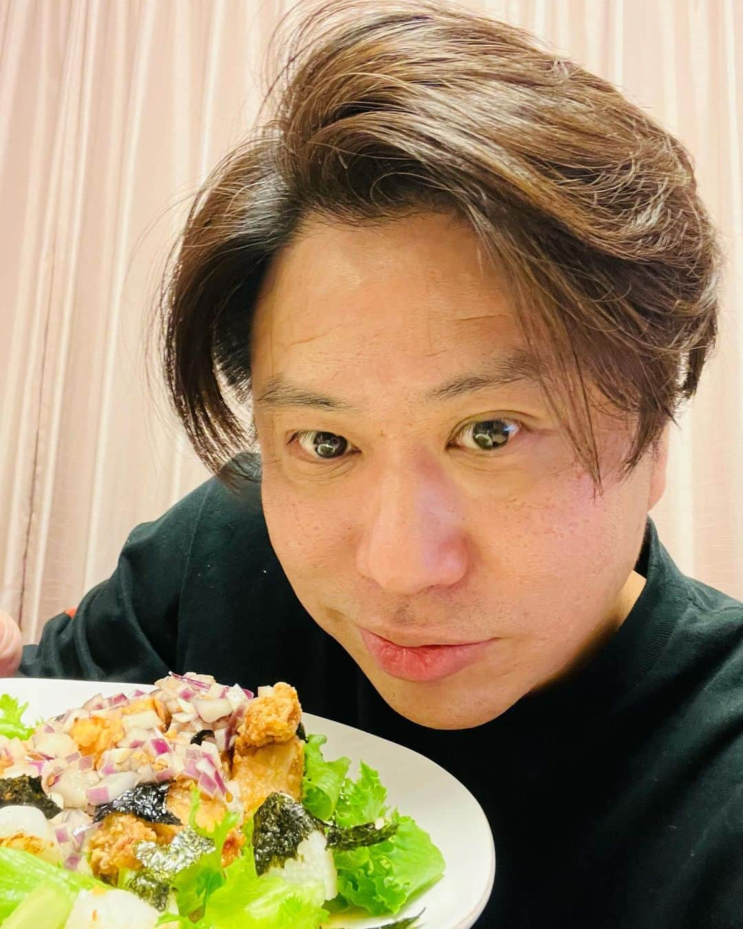 川谷修士さんのインスタグラム写真 - (川谷修士Instagram)「★★パパ作る晩ご飯ですわ  今夜のmainは 唐揚げと長芋のネギ塩ソース sideは春雨の中華和え　大葉を 千切って入れておま。 入りゴマも入れておま。  美味しくいただきました。 ご馳走様でした。  えーと、ハッピーハロウィーン👻  #2丁拳銃 #30周年 #百式 #2丁拳銃修士」10月31日 19時41分 - 2chokenju_shuji