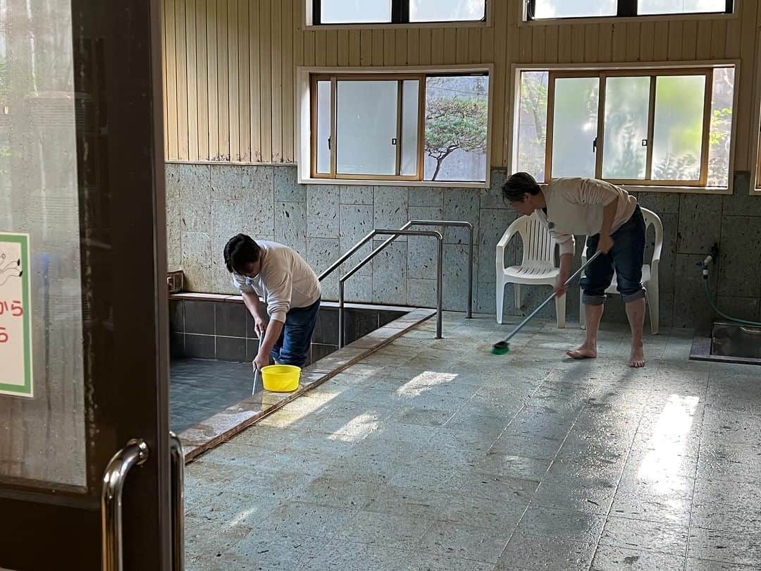 酒井一圭さんのインスタグラム写真 - (酒井一圭Instagram)「純烈の東北であったまろう旅  第４弾 制作決定！  12月22日（金）総合 （東北地方向け）  午後7:57〜午後8:42  ※放送後、1週間NHKプラスでの配信を予定しています  スーパー銭湯アイドルの純烈が東北の温泉地を巡り、魅力を発信する温泉地応援紀行番組。今回は秋田県の男鹿市・五城目町を訪ねます！  #東北温泉地応援プロジェクト  #とうほくであったまろう  #NHK #純烈 #酒井一圭」10月31日 19時42分 - sakaikazuyoshi