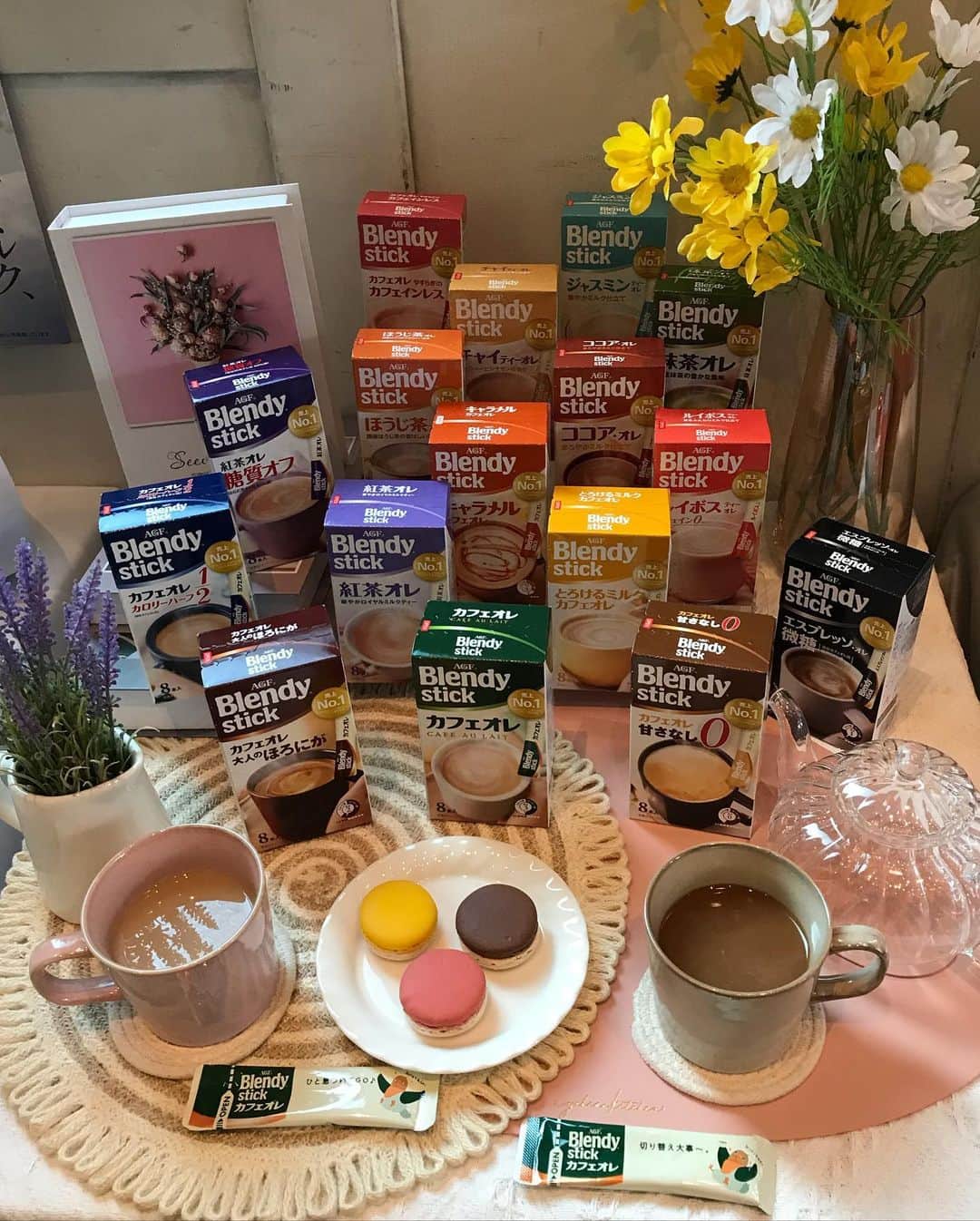 葵さんのインスタグラム写真 - (葵Instagram)「Ccjイベント続き✨ @ccj_official.jp   カラフルなパッケージのこちらは、 AGF様のブレンディスティック💁‍♀️ @agf.jp_official  なんと16種類もあるそうで、今までに私も飲んだことがない味がありました！ 会場では、気になったルイボスティーオレとチャイティーオレを飲んでみたよ！ どちらもお茶の香りとコクはそのままで、さらにミルクの甘さが加わって美味しかった💕  おうちに帰ってからは定番の紅茶オレを！ クッキー🍪に合うんだよね。 ホッと一息できて、一日の疲れがとれます(^^) これからの時期、毎日飲みたくなる🎶 #PR#CCJ2023#いつでもふぅ#ブレンディスティック #ブレンディ#ホット飲料#コーヒー好き#紅茶好き」10月31日 19時42分 - dolphin_coconut