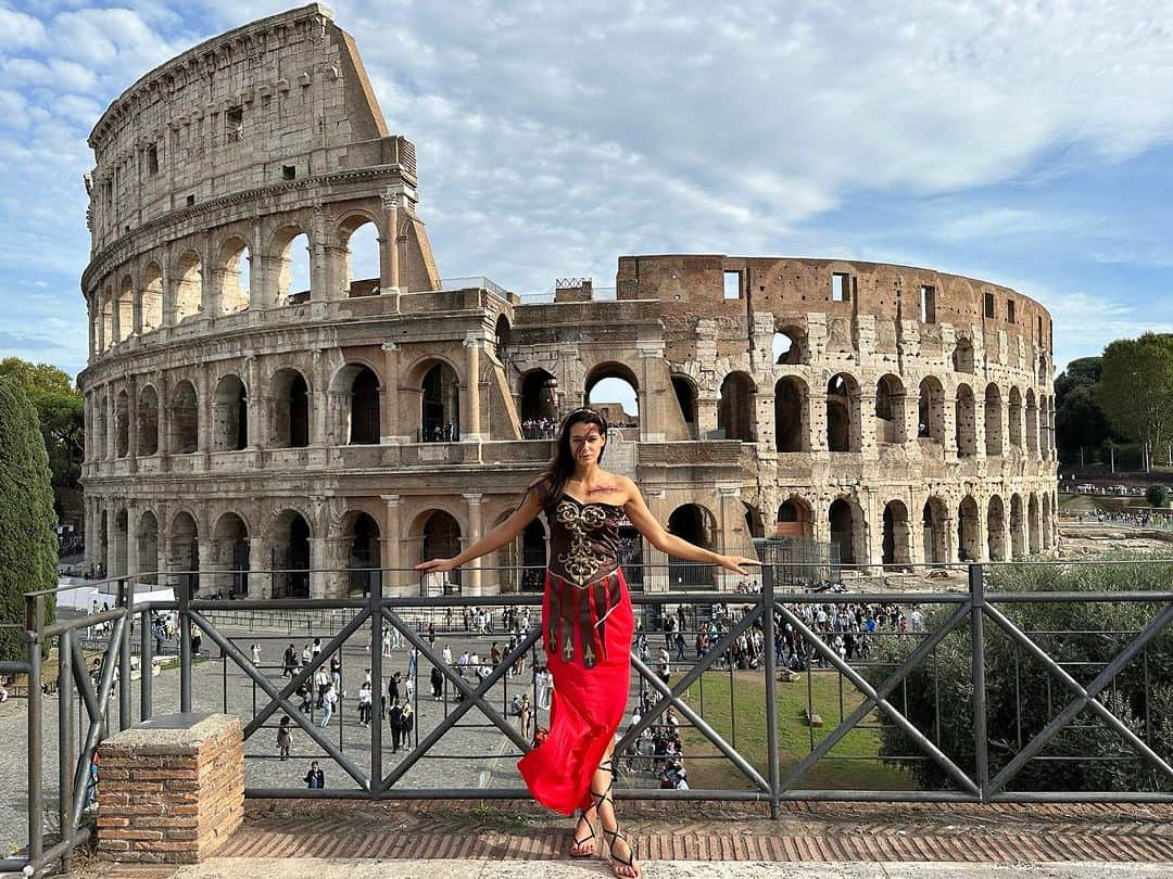 ステファニー・ダナのインスタグラム：「Happy Halloween from Roma 👻🎃🗡️🇮🇹 Gladiator makeup done by me ☺️」