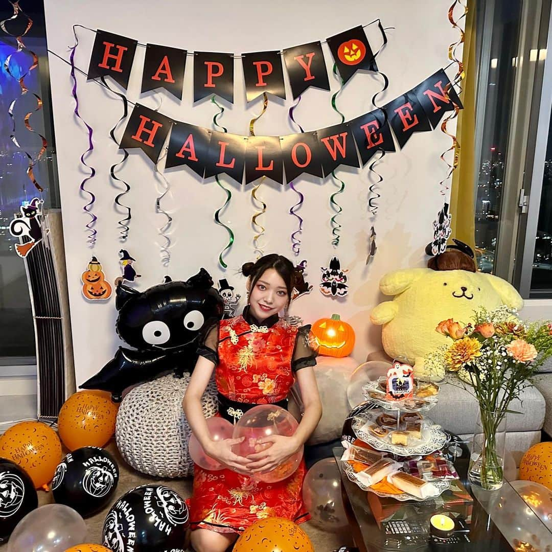 横山キラさんのインスタグラム写真 - (横山キラInstagram)「ハッピーハロウィン🎃  お友達とハロパしました♡  今年は中華風にしてみました〜🥟  風船膨らまして、頑張って装飾して良かった、、🥰   #ハロウィンコスプレ  #ハロウィンパーティー  #ハロパ  #ハロウィン仮装  #ハロウィンメイク  #ハロウィン飾り  #ハロウィン🎃  #チャイナ服  #チャイナドレス  #チャイナコスプレ  #halloweenparty  #halloweendecorations  #halloweendecorating」10月31日 19時52分 - kira_yokoyama_