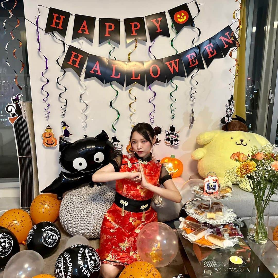 横山キラのインスタグラム：「ハッピーハロウィン🎃  お友達とハロパしました♡  今年は中華風にしてみました〜🥟  風船膨らまして、頑張って装飾して良かった、、🥰   #ハロウィンコスプレ  #ハロウィンパーティー  #ハロパ  #ハロウィン仮装  #ハロウィンメイク  #ハロウィン飾り  #ハロウィン🎃  #チャイナ服  #チャイナドレス  #チャイナコスプレ  #halloweenparty  #halloweendecorations  #halloweendecorating」