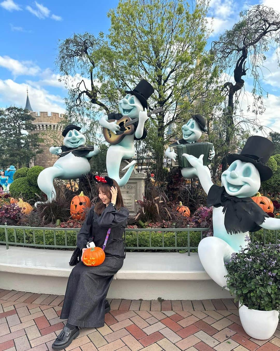 sweetieのインスタグラム：「🎃👻🏰🩶 Happy Halloween !! ⁡ なんだかんだ楽しかったから次はシーに行く チケットをもう手配したらしい by旦那 ⁡ ディズニーハロウィン楽しかった❤︎ ⁡ ⁡ ⁡ ⁡ ⁡ #ハロウィン#ディズニーハロウィン#ハロウィンディズニー#ディズニーランド#dハロ#ディズニーコーデ#ディズニー#disnyland#tokyodisneyland#halloween」