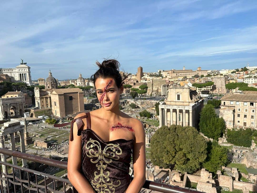 ステファニー・ダナさんのインスタグラム写真 - (ステファニー・ダナInstagram)「Happy Halloween from Roma 👻🎃🗡️🇮🇹 Gladiator makeup done by me ☺️」10月31日 19時53分 - smdana