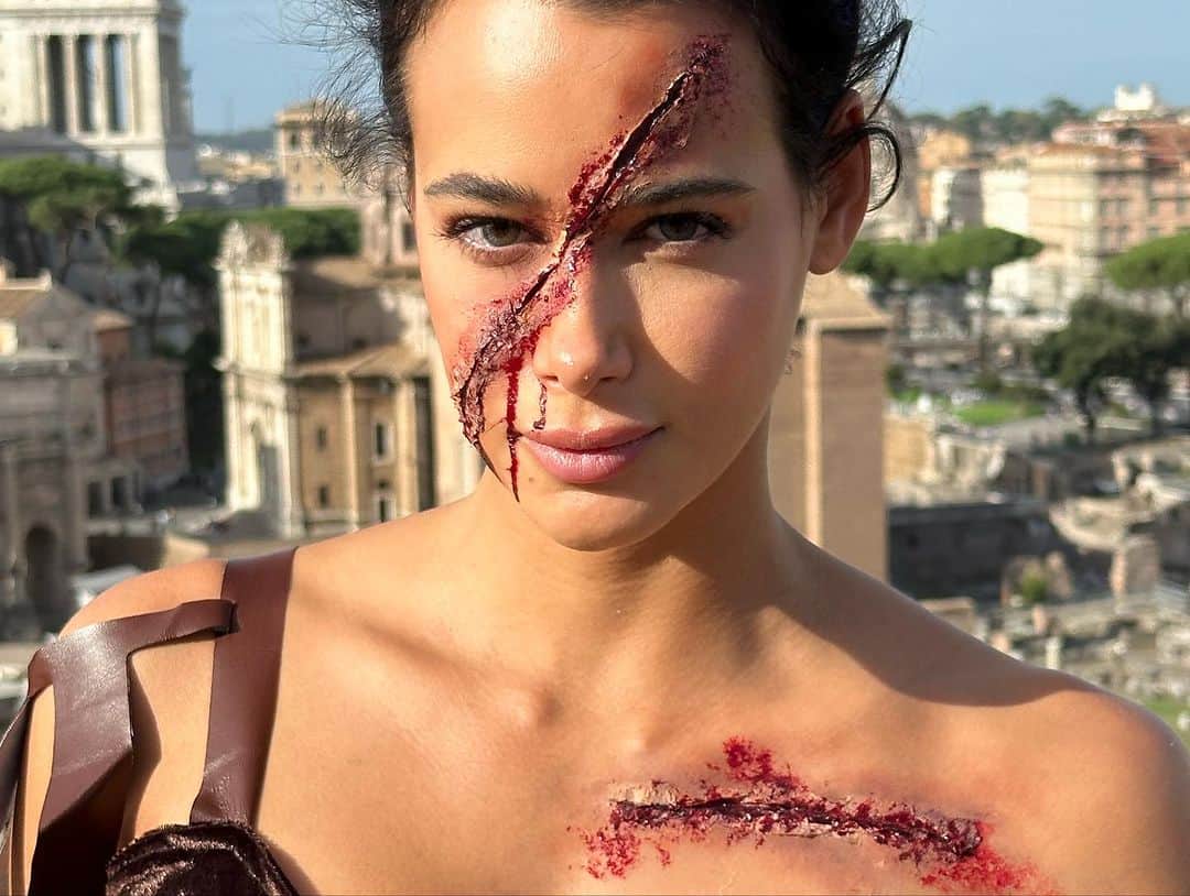 ステファニー・ダナさんのインスタグラム写真 - (ステファニー・ダナInstagram)「Happy Halloween from Roma 👻🎃🗡️🇮🇹 Gladiator makeup done by me ☺️」10月31日 19時53分 - smdana