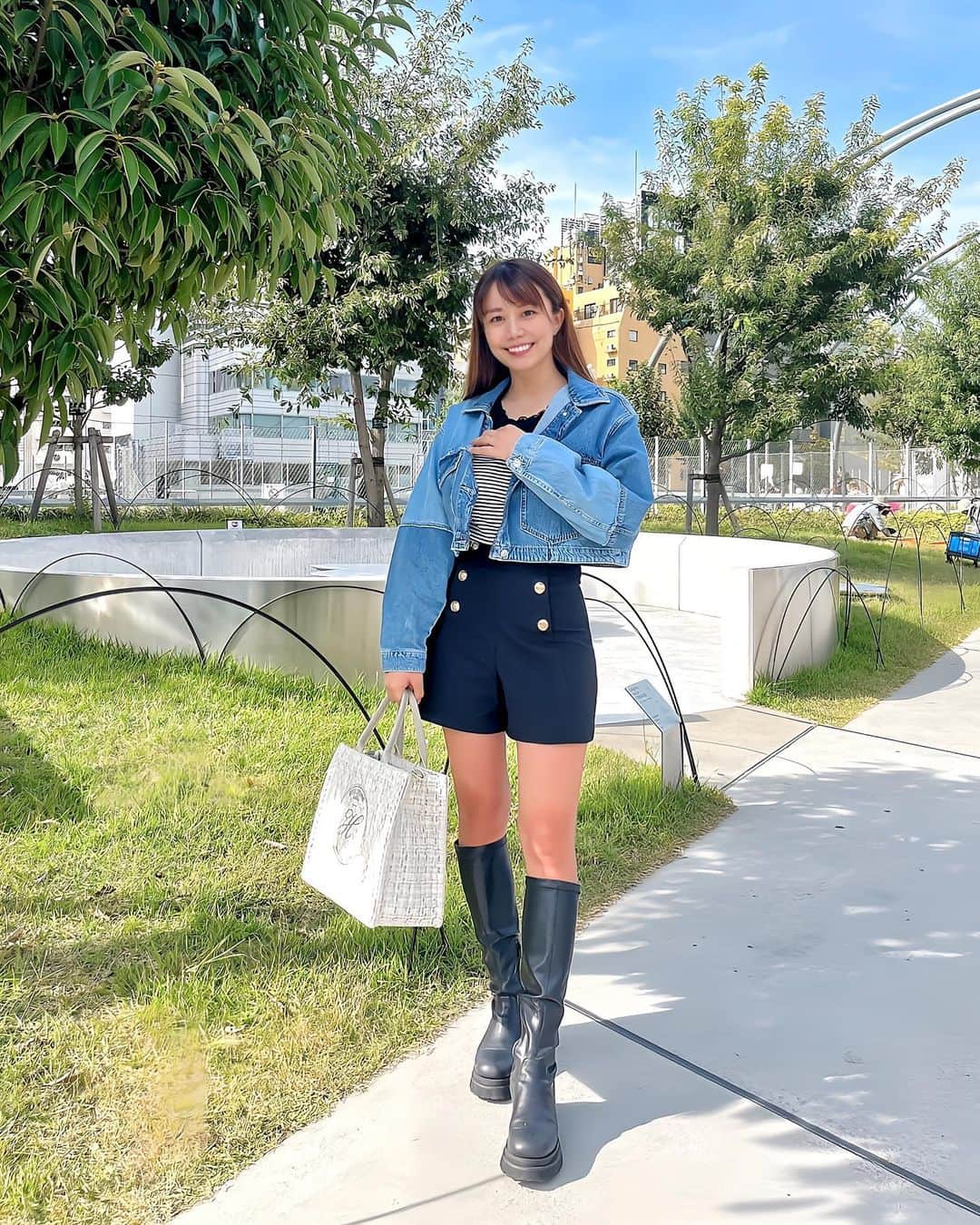 のインスタグラム：「この前の渋谷ランチコーデ🤍💙 . 妊婦だった時に買っていたアウターをようやく着れました！笑 @mariya_kuroda さんが撮ってくれた写真がうますぎて3枚も載せちゃう〜🥰💕 . これくらいの時期が1番好きなコーデできる🌾❤️ .  #ゴルフ#ゴルフ女子#golf#golfgirl#sports#スポーツ#スポーツ女子#골프#골프여자#尔夫球#高尔夫#私服#ootd#渋谷#ファッション#0歳児ママ」
