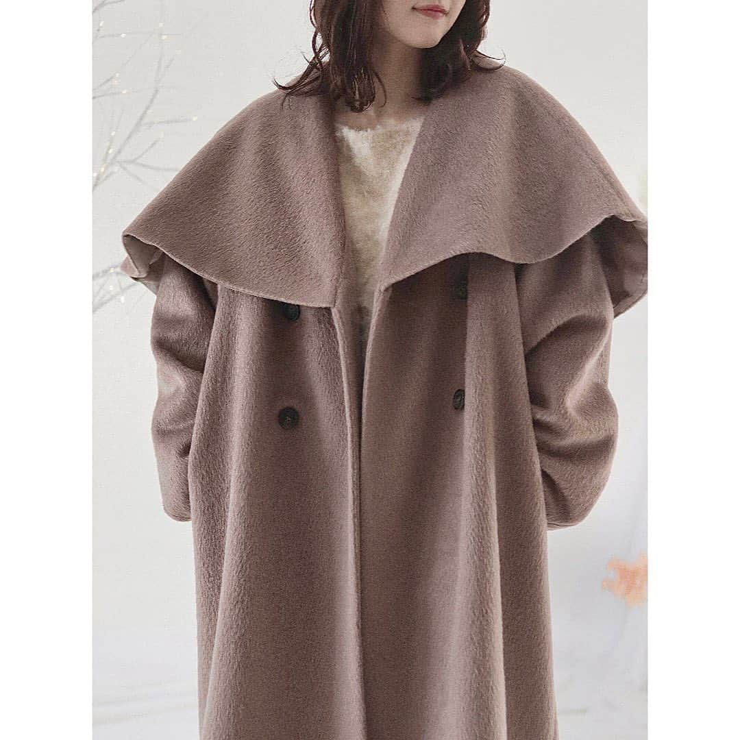 mellowneonのインスタグラム：「. 11/3 12:00~ new release 🏷  " shaggy cape coat " IVORY / BROWN / BLACK ¥15,990(税込) 発売から3日間限定 1,000円オフクーポン対象✍🏻♡  上品な毛並みのふわふわシャギー生地が 高級感たっぷりのロングコート。  大人っぽいダブルボタンのデザインに 襟を大きめのケープ風に仕上げることで 女性らしくフェミニンな要素をプラス。  ウール混素材で1枚であたたかく、 小顔効果も抜群な今季おすすめの1着です。  model：150cm & 162cm  #mellowneon #2023aw」