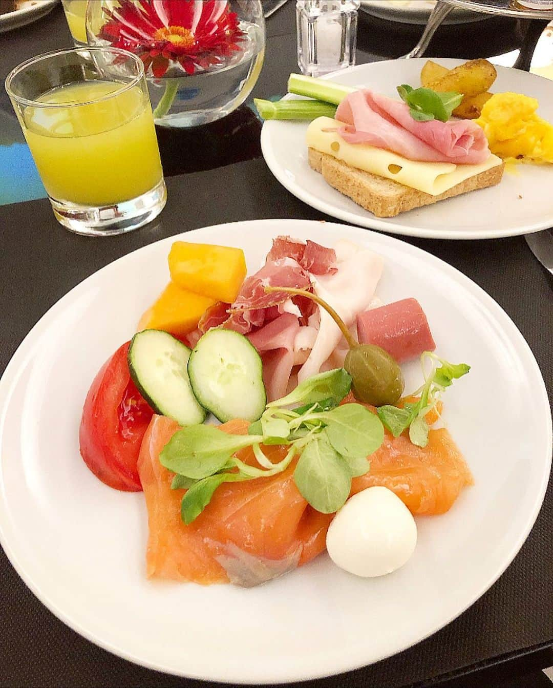 榊山敬代のインスタグラム：「🥗🍴☕️… ・ つづき  前日の夜に到着しました はじめましてのスポット はイタリアの首都ローマ  朝目覚めて窓を開けると ミラノとはちがう軽やか な空気が流れていました  街中の宿泊先でしたので 車のクラクションなど賑 やかな気配も雰囲気まで ステキに感じるのでした  さて毎度楽しみな ホテルの朝食では  とても充実していまして 品数も多くて迷う程にて  今回はこちらの宿泊先に ２泊お世話になりました ので２日分の朝食を記録  日本ですとパンとサラダを 分けていただくイメージで すが海外の方ではオリジナ ルのサンドイッチをこしら える方を多くみかけまして  たのしそうだなぁと普段は パンをいただかないのです が漫画の食卓に登場しそう なチーズとハムをコンガリ 焼いたパンにのせてパクり  シンプルだけどオイシイ〜と 色々な食材で試したくなる時  自分で作れるフレッシュジュース のコーナーがあったりとすべてを 満喫することはできませんでした が朝から満足なモーニングタイム  またテーブルごとに生花が 添えられているのも素敵で  優雅な朝食タイムを堪能 させていただくのでした  朝食のあとはホテルの外へ 出てみましたが肌寒い空気 に注ぐ日差しはここちよく  はじめまして のローマの旅  はじまり はじまり  最後の動画は目的地に行く までの道のりも記念に記録  つづく  #朝食 #ホテルの朝食 #morning #Hotelmorning #ローマ #Roma #イタリア #Italia #海外旅行 #旅行 #旅 #芸術  #アート #ART #travel #人生思い出づくり #毎日がスペシャル  #人生楽しもう #人生一度きり #日本画家 の #外出こんなもん #旅スタグラム #たびすたぐらむ #旅ごはん」