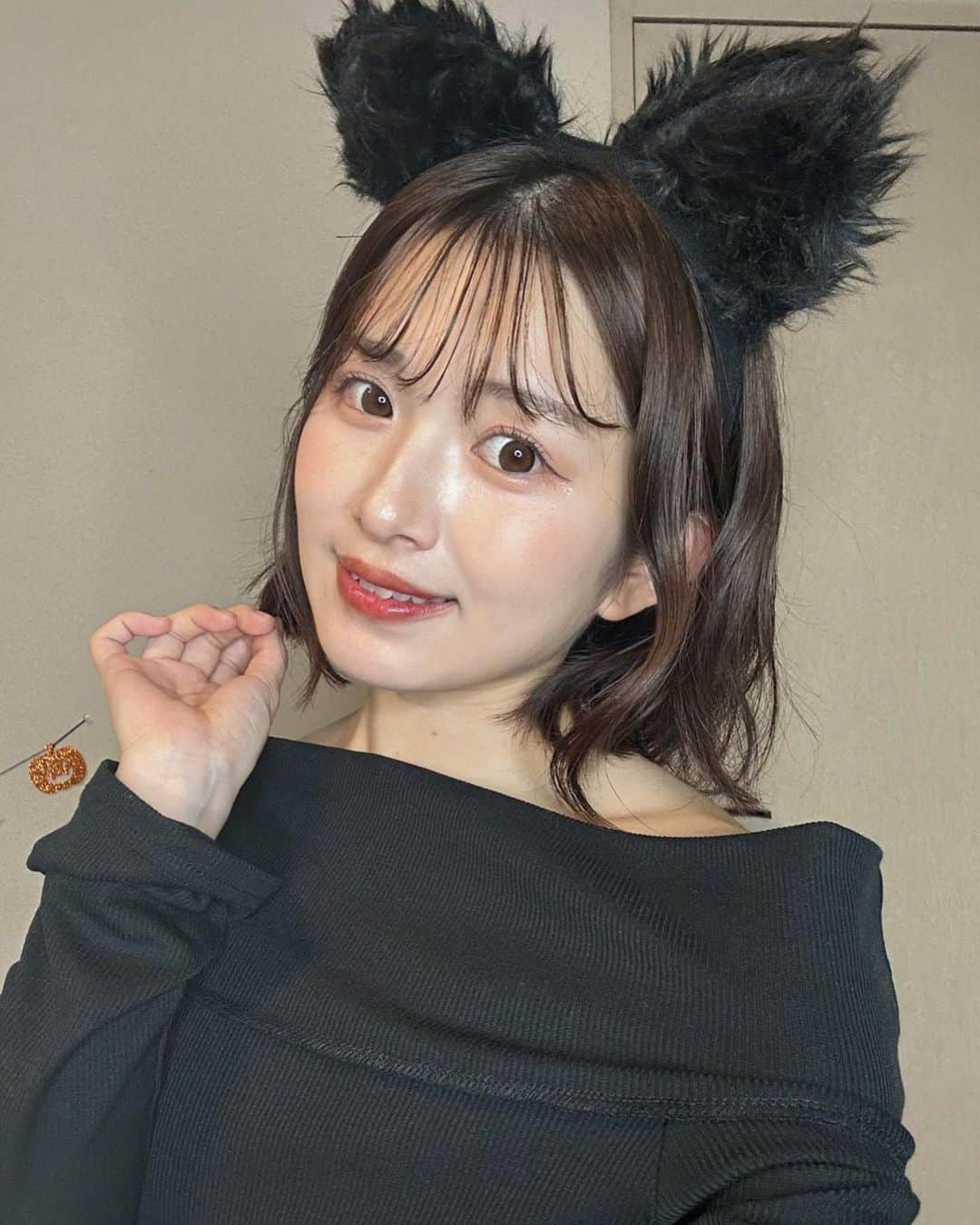 青木菜花さんのインスタグラム写真 - (青木菜花Instagram)「⁡ ⁡ ⁡ ハッピーハロウィン🎃🍭🐈‍⬛💖 ⁡ まだ載せてなかった写真👻 ⁡ 今日はこっちゃん、 沢山お菓子もらえてご機嫌です🤭笑」10月31日 19時45分 - nanoka_0711