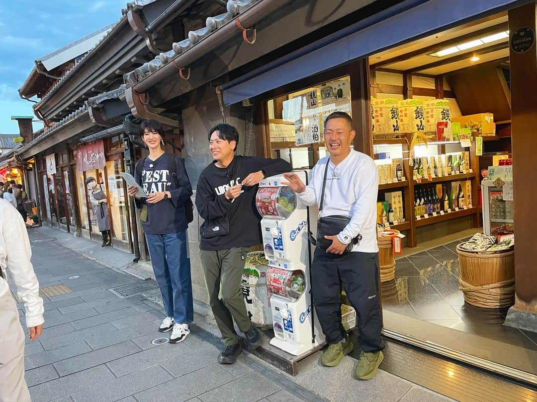 テレビ東京「太川蛭子の旅バラ」さんのインスタグラム写真 - (テレビ東京「太川蛭子の旅バラ」Instagram)「いよいよ明日！！  夜６時２５分からの水バラは･･･ 新企画🆕 『ローカル路線バス乗り継ぎ対決旅 街ガチャ争奪バトル』💥  日本各地で話題の「街ガチャ」！ 地域の観光名所や名物などが景品になっている今人気のカプセルトイ🧿  そんな街ガチャを回し、出た景品のポイントへ！ ポイントでは様々なミッションが待ち受けます  舞台は埼玉県の大宮と川越！ 観光名所はもちろん、グルメスポットやディープな名所もたくさん登場します！  三代目 J SOUL BROTHERS の 山下健二郎さん率いる🏀体育会チーム🏀には 栗原恵さんとザ・マミィ酒井さんが参戦！ 山下さんは三代目 J SOUL BROTHERS のパフォーマー、 栗原さんは元バレー女子代表と、おふたりとも体力・運動神経ともに抜群！  体育会チーム❓😁と皆さん気になるであろう酒井さんですが、 実は得意な「球技」があるそうで、 今回の旅でもその腕が活かされるかも… ガチャの配置を確認する👀と タイミングをはかるハンドルさばきが重要らしいですよ… オープニングでご確認ください💻  ３枚目の写真 食べて皆様　ビミョーな顔をしております… 何を食べた後なのでしょうか🚀  テレビ東京をご覧になれない地域の方も、スマホやタブレットから #TVer　にてリアルタイム配信の視聴が可能です📺 そちらもぜひチェックしてみてください👀  #テレビ東京 #テレ東 #水バラ #ローカル路線バス乗り継ぎ #街ガチャ #ガチャ #市川紗椰 #パックン #ザマミィ林田 #林田洋平 #三代目jsoulbrothers #山下健二郎 #LDH #栗原恵 #ザマミィ酒井 #酒井貴士 #体育会 #インテリ #大宮 #川越 #バス旅 #対決 #新企画」10月31日 19時45分 - tvtokyo_tagaebi