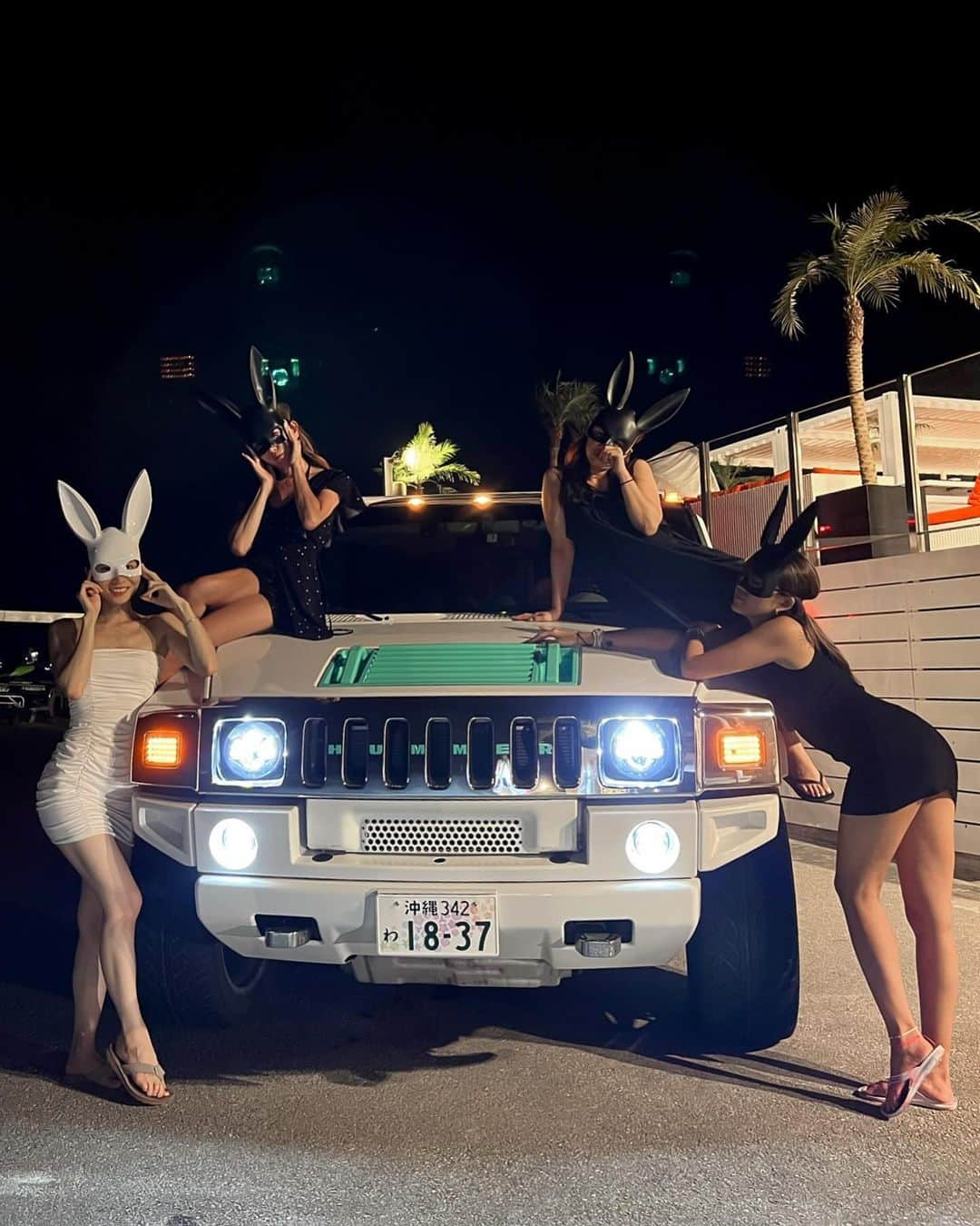 山崎みどりのインスタグラム：「Happy Halloween🎃🐇 at Miyako island🤍 With HUMMER🤍  みんなでうさぎになってHUMMERに乗った🤍🐇  宮古島の @shisas_cafe_bbq でみんなでBBQしてHalloweenもして 車にも乗せさせてもらった🤍🖤  with..  @kaori_karashi74  @insta_haam  @aaaaaa_yu11   みんなに褒められたこのワンピは @mirror9official ♡ ────────────────────────── #Halloween#happyhalloween #sunset#宮古島#miyakoisland #Rabbit#コスプレ#ハマー#hummer #shisascafe」