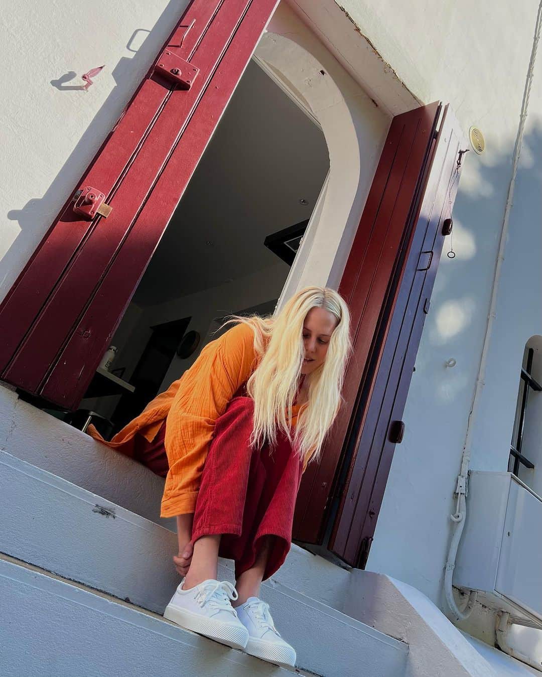 ローラ・エンバーのインスタグラム：「Merci pour les souvenirs 🍑🍊❤️‍🔥 @cariuma shoes」