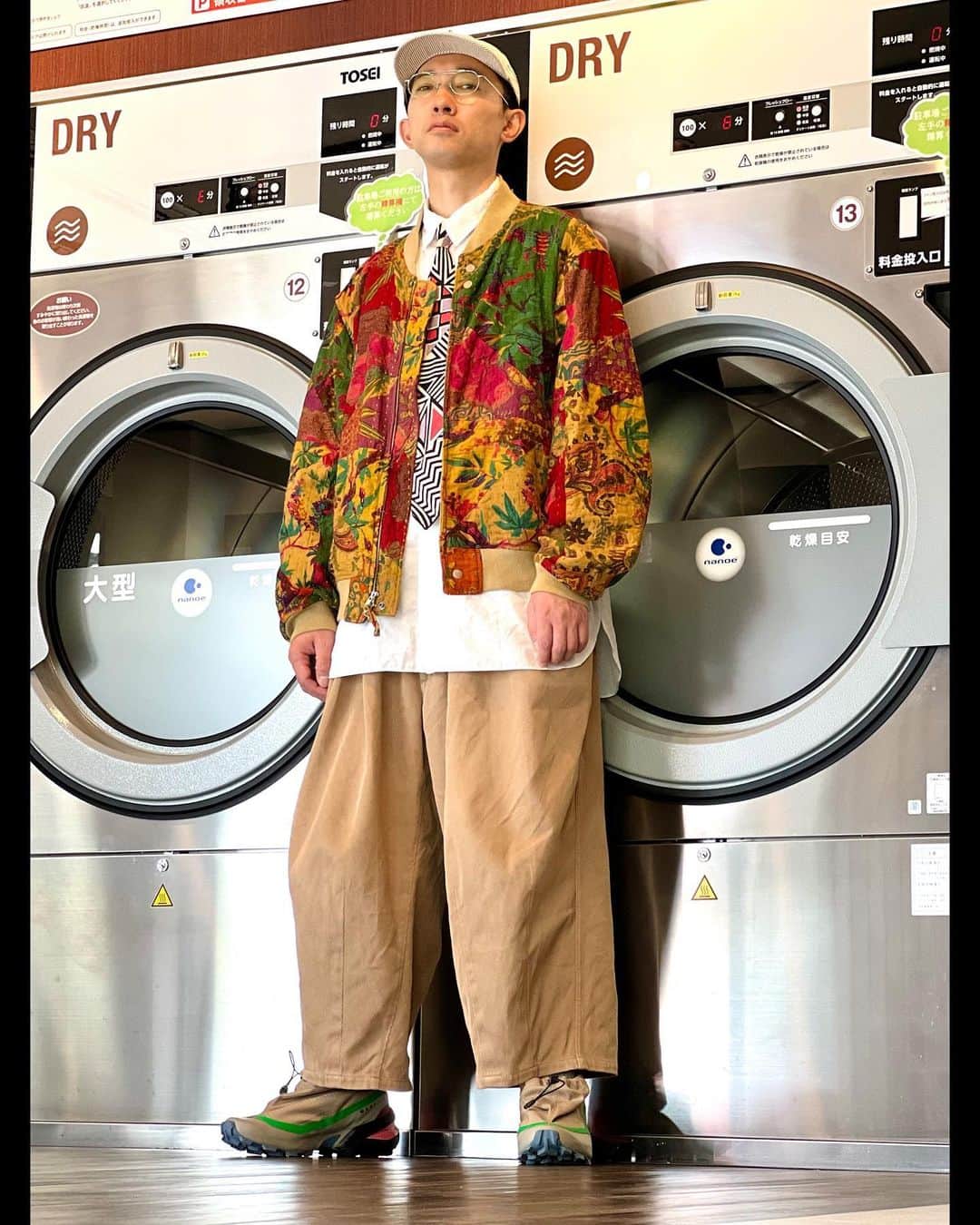 こがけんさんのインスタグラム写真 - (こがけんInstagram)「ENGINEEREDGARMENTSのバチック柄のジャケットを軸にしたコーディネート。靴はマルジェラ×salomon。リアーナがスーパーボールのパフォーマンスで履いてたのがこの赤。防水だし、意外と合わせやすい。ジャケットがここまで柄が強いとネクタイもある程度柄が強い方が合います。  #salomon #ENGINEEREDGARMENTS #リアーナ #MM6 #ファッションコーデ」10月31日 19時46分 - kogakenkoga