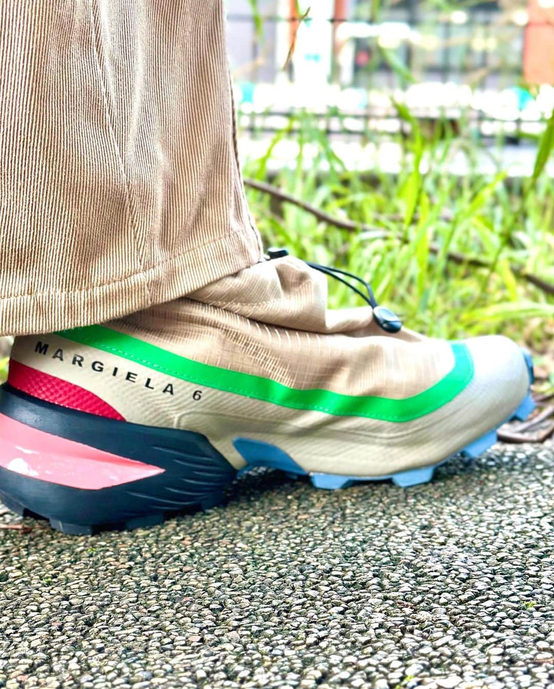 こがけんさんのインスタグラム写真 - (こがけんInstagram)「ENGINEEREDGARMENTSのバチック柄のジャケットを軸にしたコーディネート。靴はマルジェラ×salomon。リアーナがスーパーボールのパフォーマンスで履いてたのがこの赤。防水だし、意外と合わせやすい。ジャケットがここまで柄が強いとネクタイもある程度柄が強い方が合います。  #salomon #ENGINEEREDGARMENTS #リアーナ #MM6 #ファッションコーデ」10月31日 19時46分 - kogakenkoga