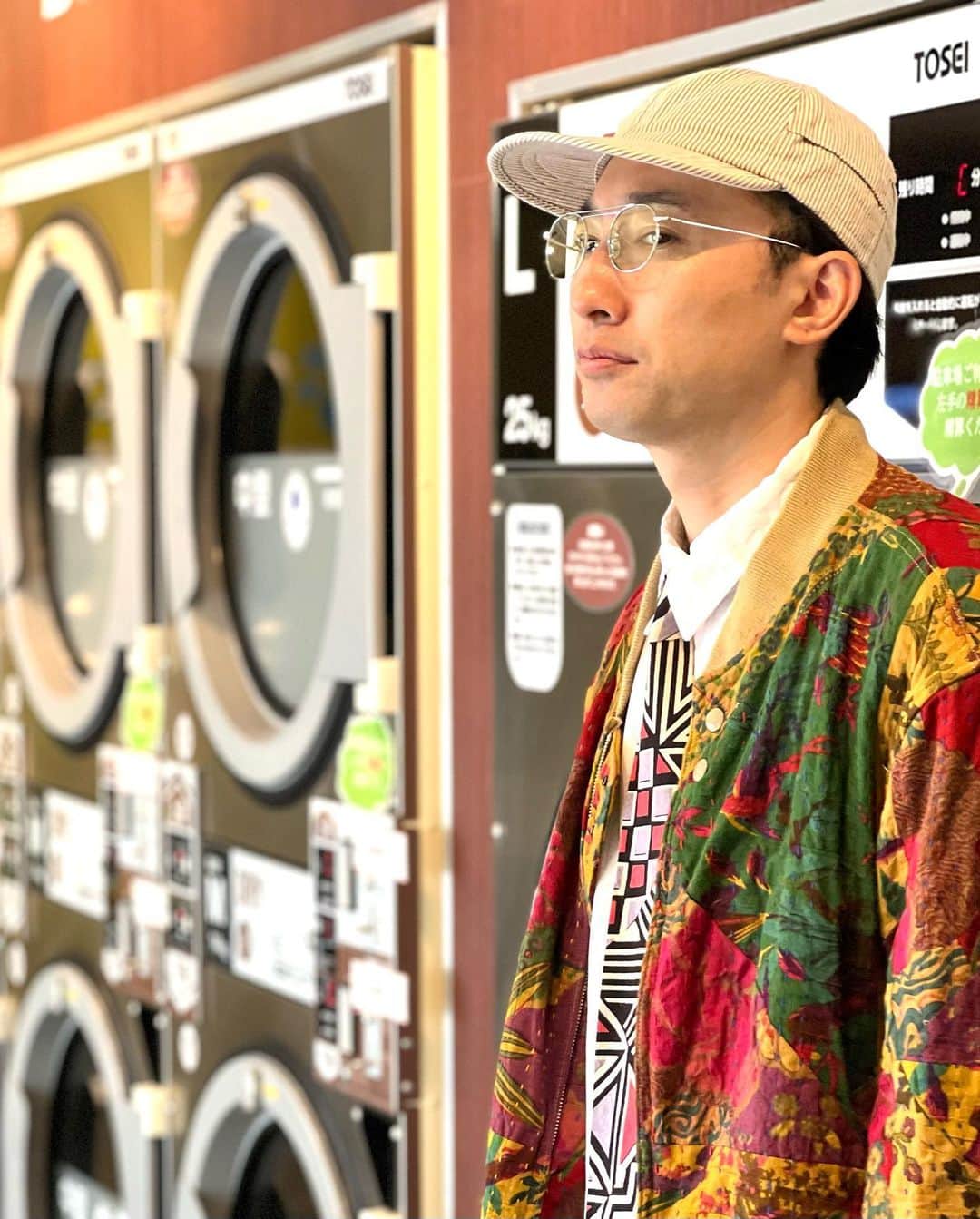 こがけんさんのインスタグラム写真 - (こがけんInstagram)「ENGINEEREDGARMENTSのバチック柄のジャケットを軸にしたコーディネート。靴はマルジェラ×salomon。リアーナがスーパーボールのパフォーマンスで履いてたのがこの赤。防水だし、意外と合わせやすい。ジャケットがここまで柄が強いとネクタイもある程度柄が強い方が合います。  #salomon #ENGINEEREDGARMENTS #リアーナ #MM6 #ファッションコーデ」10月31日 19時46分 - kogakenkoga