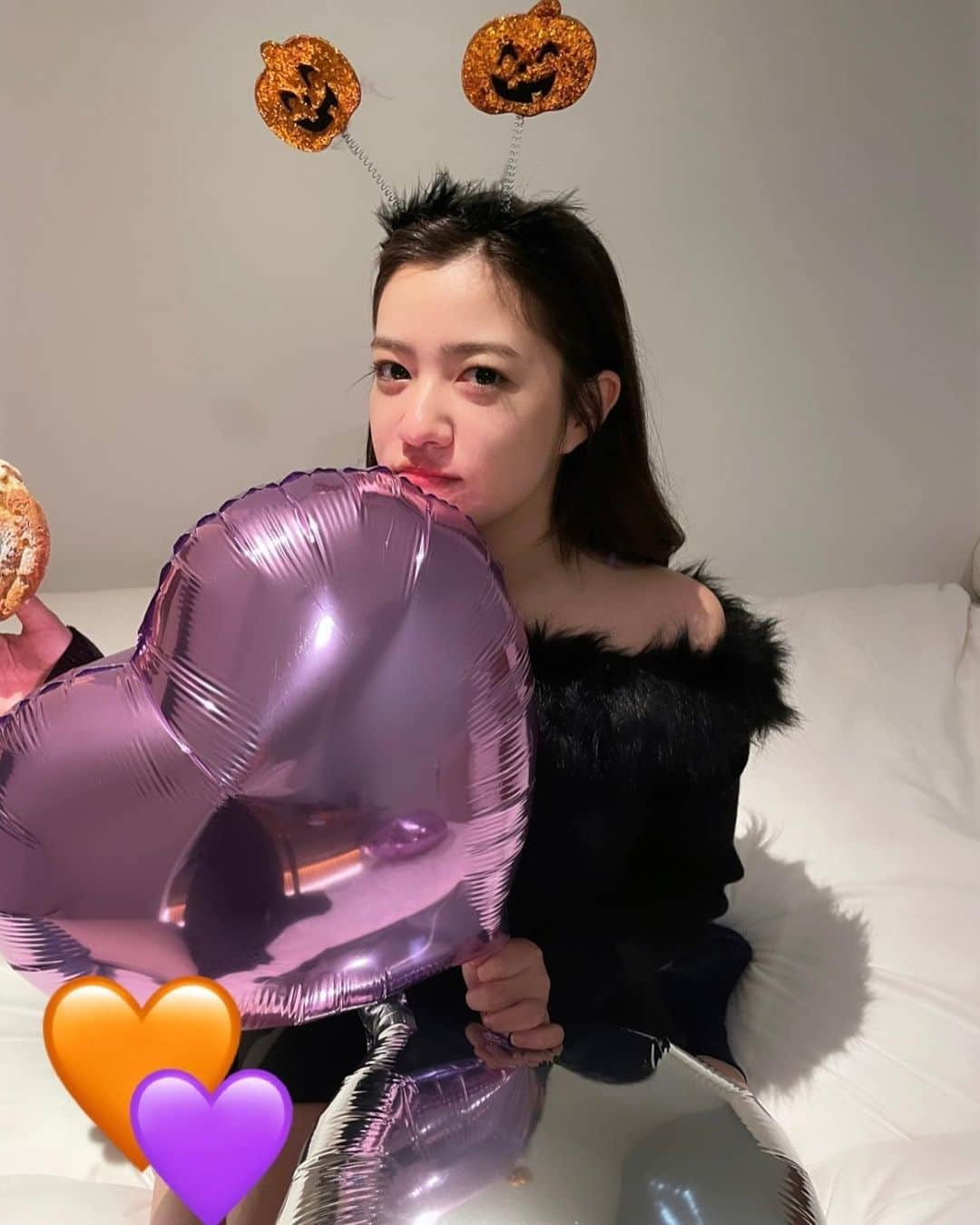 中嶋桃花のインスタグラム：「外に出かけないのでホテルの中でハロウィンパーティーしてきました🧡💜  全然準備してなかったからカチューシャも風船も家にあった何年か前のものなんだけど、、笑  ミスタードーナツはやっぱり美味しいですね ポンデとオールドファッションが好きなので、 ハロウィンドーナツもオールドファッションをチョイスしました🍩」