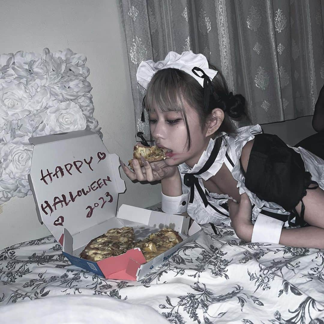 かれんのインスタグラム：「･ おかしくれてもくれなくてもいたずらしまーす   #halloween」