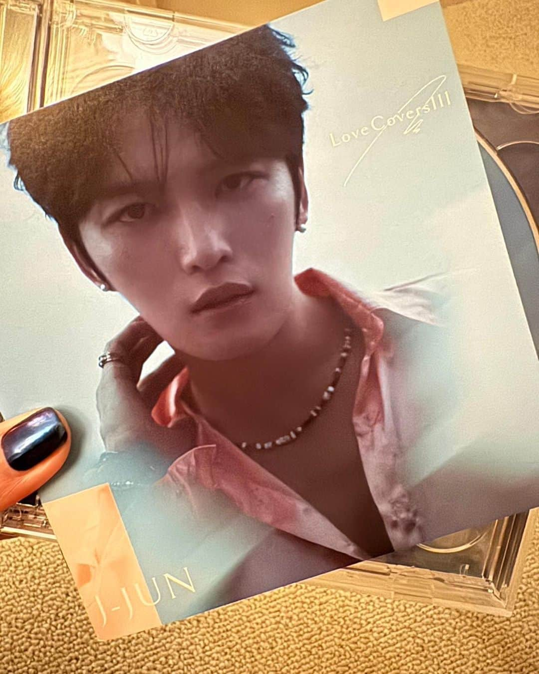 中島美嘉のインスタグラム：「. 歌ってくれて ありがとう！ 今から聴くの 楽しみ〜！！！  #ジェジュン #J-JUN #LoveCovers3 #カバーアルバム #GLAMOROUSSKY #僕が死のうと思ったのは  チラリにゃんこ」