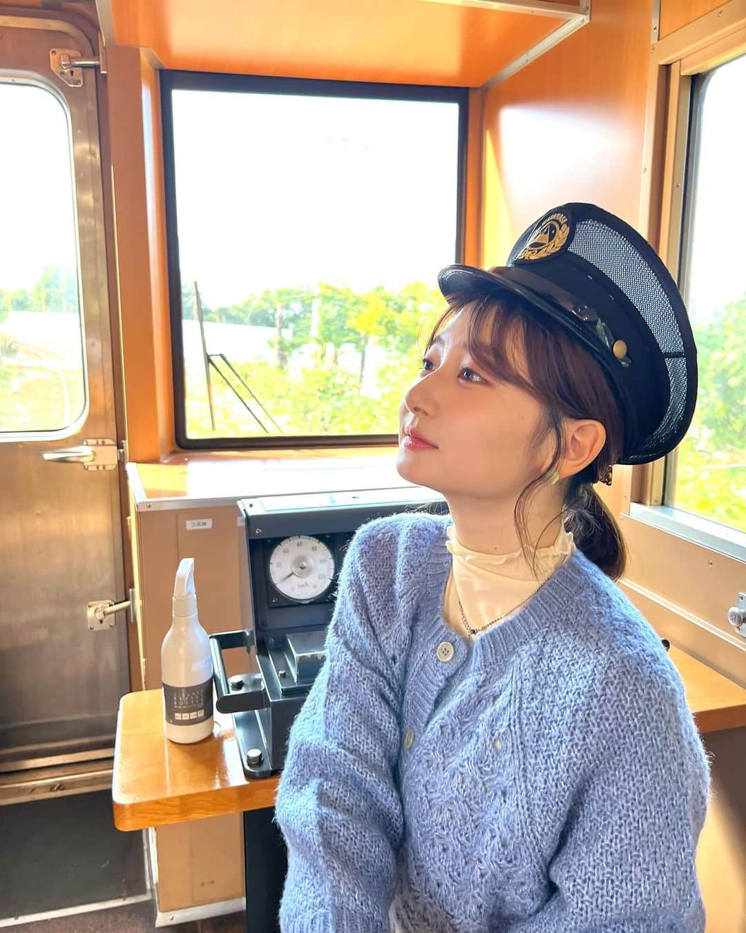 小室ゆらのインスタグラム：「. ⁡ ⁡ 群馬の名物、わ鐵🚂◎ 渓谷の紅葉も色付いてて綺麗だった~！！ ⁡ ⁡ さてさて今日はハロウィンです👻 みんなは何するの、？ ⁡ ⁡ #わたらせ渓谷鐵道 #紅葉 ⁡ ⁡ .」