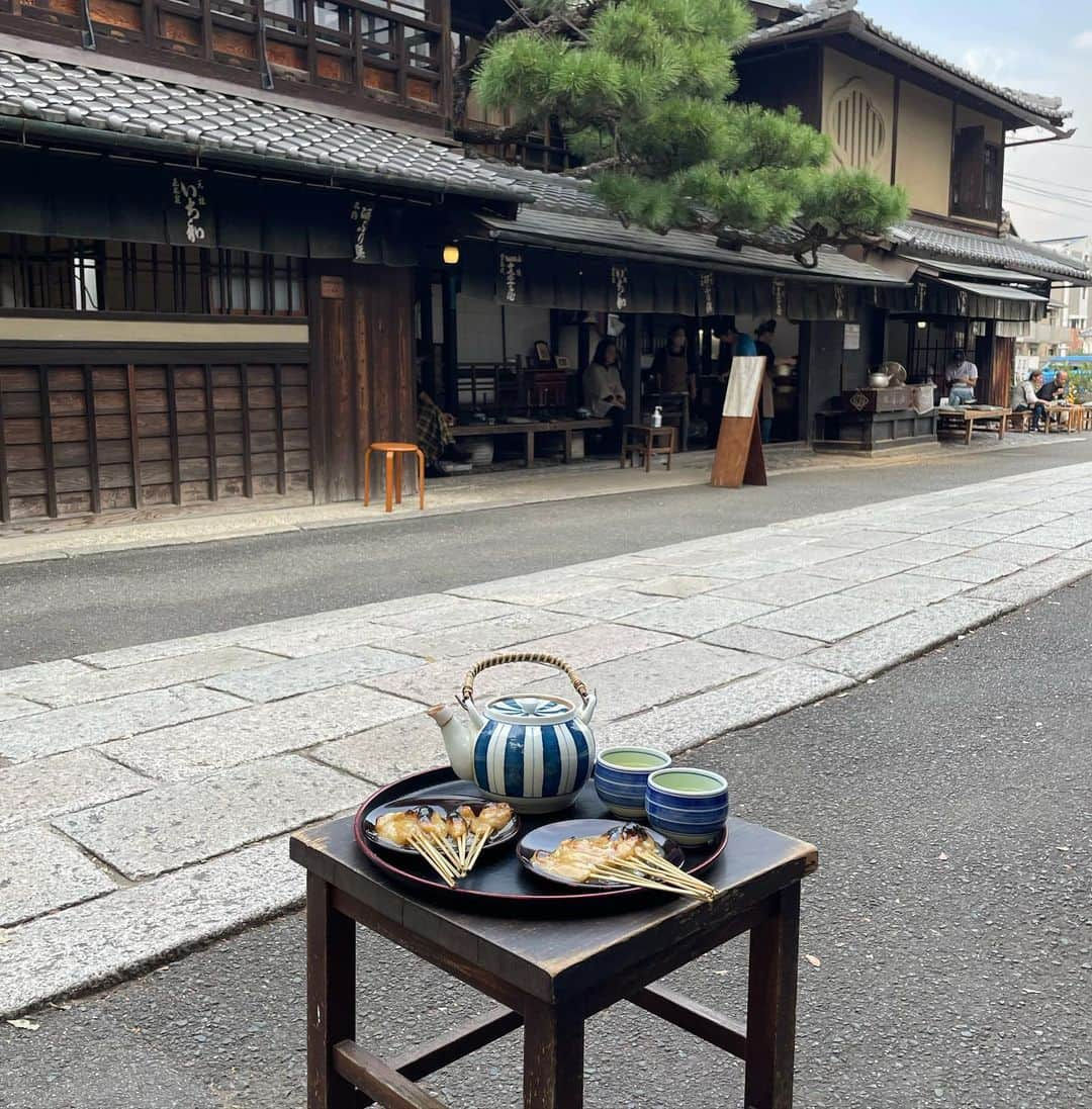 サキのインスタグラム：「あぶり餅 かざり屋🍡🍂 / 京都 北大路  前から気になってたあぶり餅 めっちゃくちゃ美味しかったぁぁ〜🥹 甘いんかな思ったらお味噌入ってるらしくて 何本でもいけるやったなん タクシーのおっちゃんも絶賛してたw 北大路駅から歩いたら20分ぐらいかかるから タクシーで向かったら5分ぐらいやった🚕 北大路喫茶店とかも可愛い所あるからおすすめ〜🔍  #京都 #京都カフェ #北大路カフェ #あぶり餅 #かざりや #京都旅行 #kyoto #kyotocafe #japantrip」