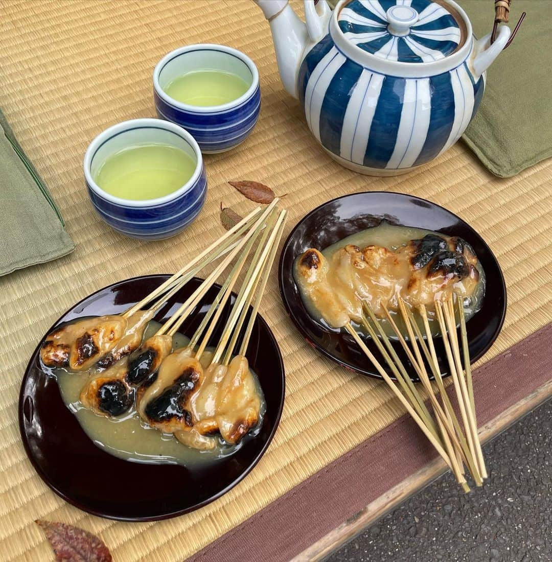 サキさんのインスタグラム写真 - (サキInstagram)「あぶり餅 かざり屋🍡🍂 / 京都 北大路  前から気になってたあぶり餅 めっちゃくちゃ美味しかったぁぁ〜🥹 甘いんかな思ったらお味噌入ってるらしくて 何本でもいけるやったなん タクシーのおっちゃんも絶賛してたw 北大路駅から歩いたら20分ぐらいかかるから タクシーで向かったら5分ぐらいやった🚕 北大路喫茶店とかも可愛い所あるからおすすめ〜🔍  #京都 #京都カフェ #北大路カフェ #あぶり餅 #かざりや #京都旅行 #kyoto #kyotocafe #japantrip」10月31日 19時49分 - 88_gira_88