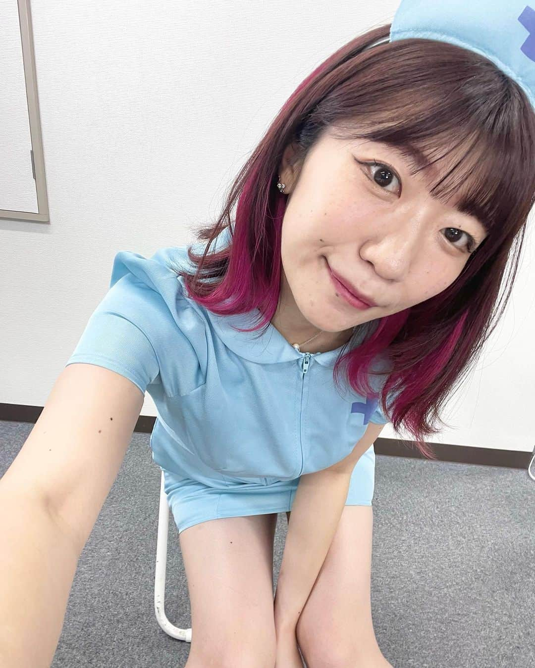 ぱいぱいでか美さんのインスタグラム写真 - (ぱいぱいでか美Instagram)「お注射刺します、絶対刺します . ハッピーハロウィン🎃👻！ というわけで10月の受注チェキの衣装は 今はもう誰もその呼び方で言わないけれども ナースとしか言いようのない、ナース服でした💉🩸 チェキ買ってくれる人で怪我とか血とか 苦手な人いたらあれだなと思って 油性ペンで描く程度にしたよ😂笑  我ながら、こんなにナース服が似合うとは🩺 というわけでいっぱい載せます😂  お菓子いっぱい食べよう！ 外出とか調子乗るのはほどほどに！ ごみを街に捨てない！(当たり前)  今は #大宮いんびてーしょん の最中です！ 楽しいハロウィンを大宮で過ごせて嬉しい〜🍬🍫🍪 . #happyhalloween #ハロウィン #ハロウィンコスプレ #ナース服 #ナースコスプレ #でか美ちゃん」10月31日 19時49分 - paipaidekami