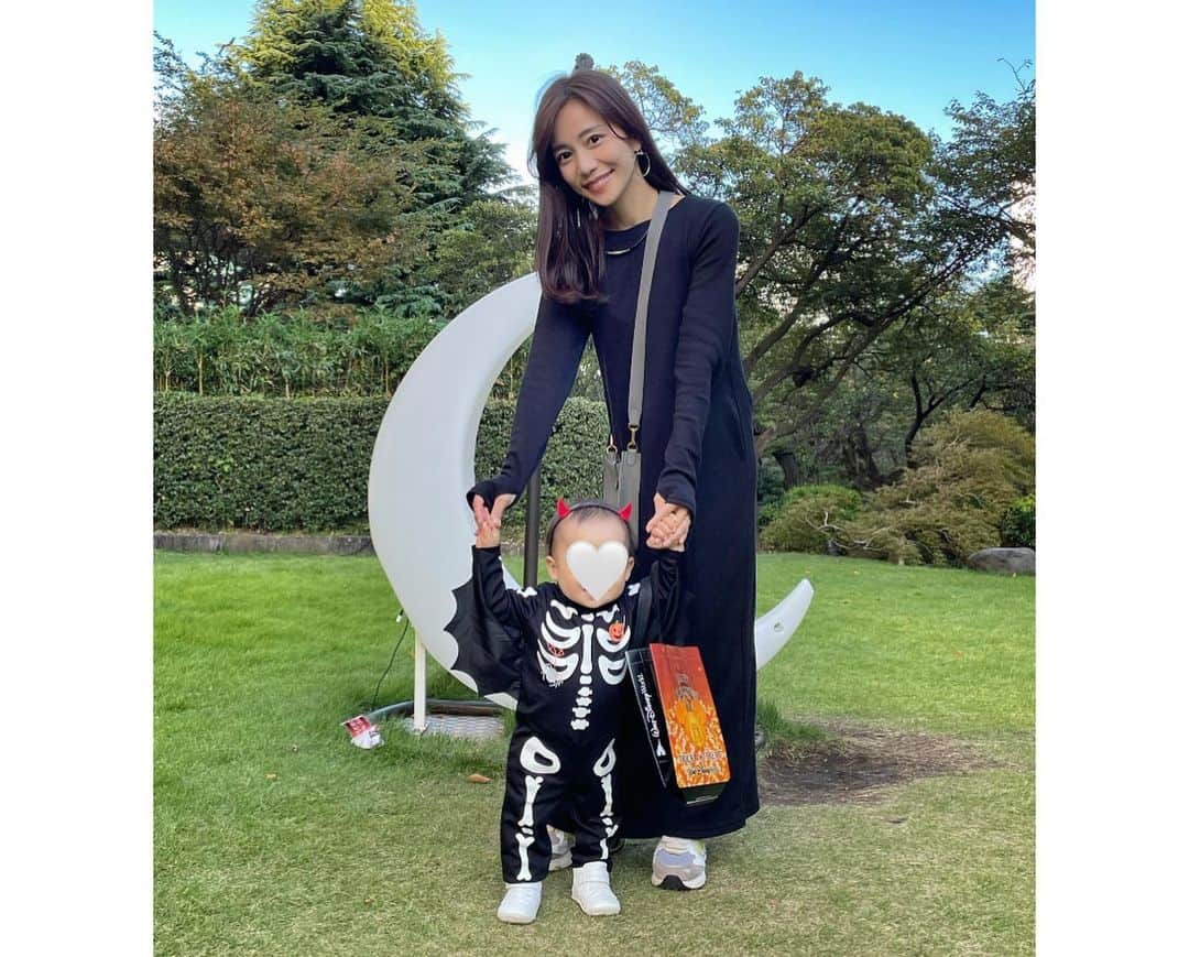 福山唯さんのインスタグラム写真 - (福山唯Instagram)「HAPPY HALLOWEEN 🎃💫  お友達と一緒に写真を撮ったり、可愛いスケルトンと家族でお出かけしたり🧡🧡母は幸せいっぱいです💜  可愛いマジックキングダムのハロウィンbagはあやのんからのお土産🎁❤️ありがとう🤭　@nakajima_ayano   onepiece @stola.jp  タイトすぎずゆったりすぎずな絶妙なシルエット🩶ポケットもついてる🫶  #happyhalloween #halloween #jackolantern #pumpkin #skeleton #ハロウィン　#ハッピーハロウィン　#ジャックオーランタン #ママとぼーや　#男の子ママ　#一歳男の子 💜🩶」10月31日 19時50分 - yuifukuyama